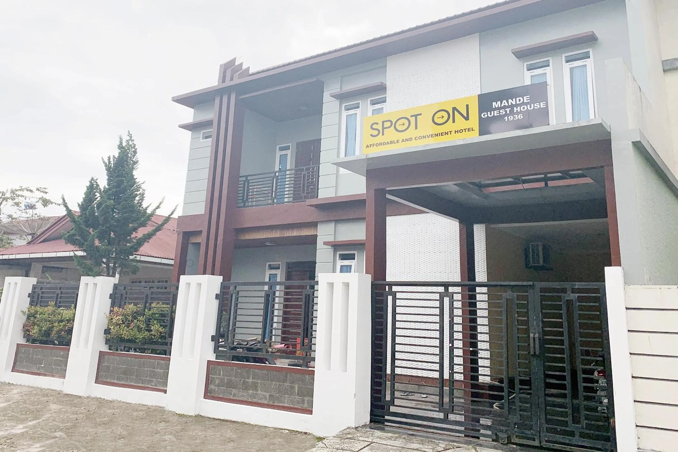 Facade/entrance in RedDoorz Syariah Near Jam Gadang Bukit tinggi 2