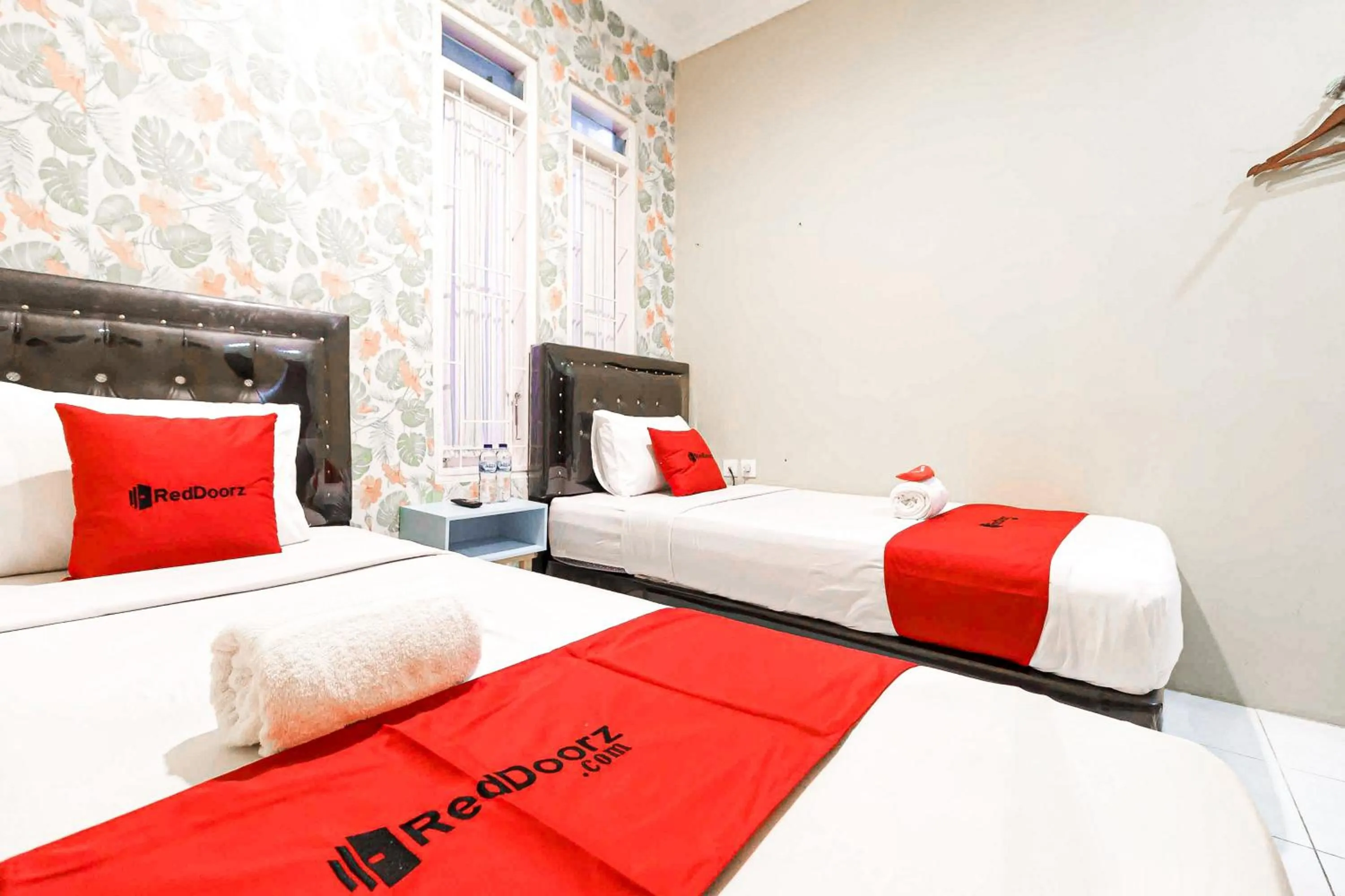 Bedroom, Bed in RedDoorz Syariah Near Jam Gadang Bukit tinggi 2