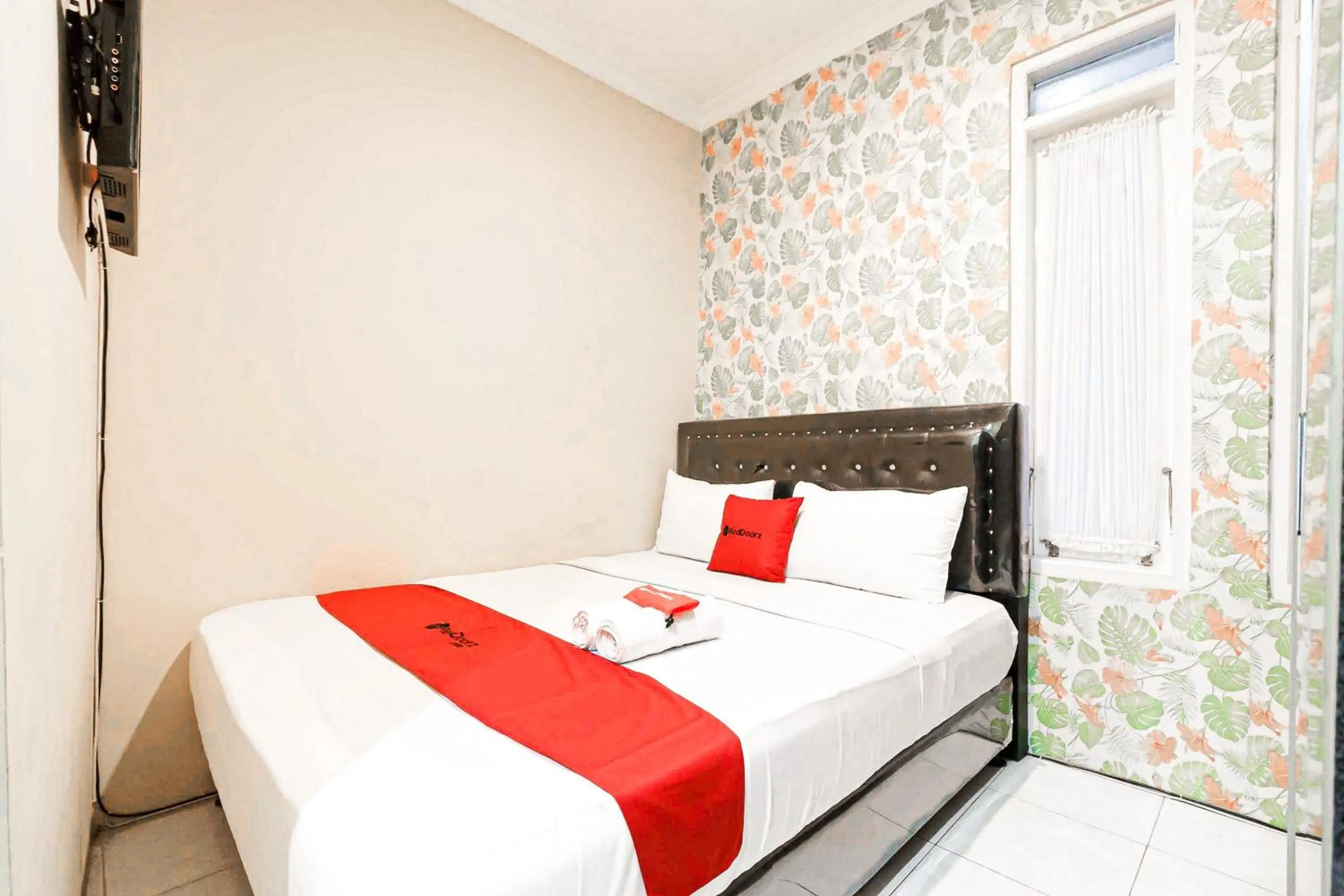 Bedroom, Bed in RedDoorz Syariah Near Jam Gadang Bukit tinggi 2