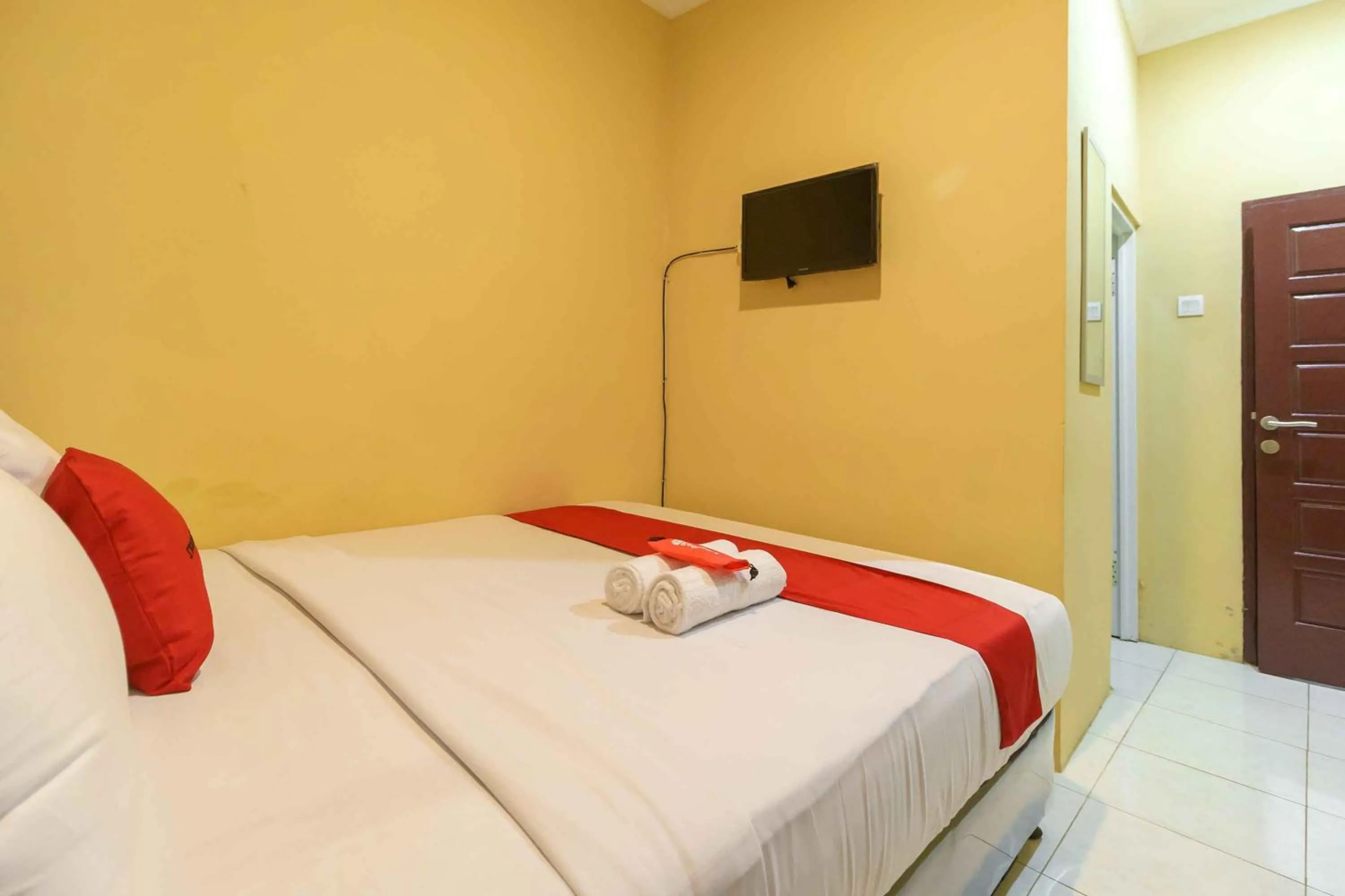 Bed in RedDoorz Syariah Near Jam Gadang Bukit tinggi 2