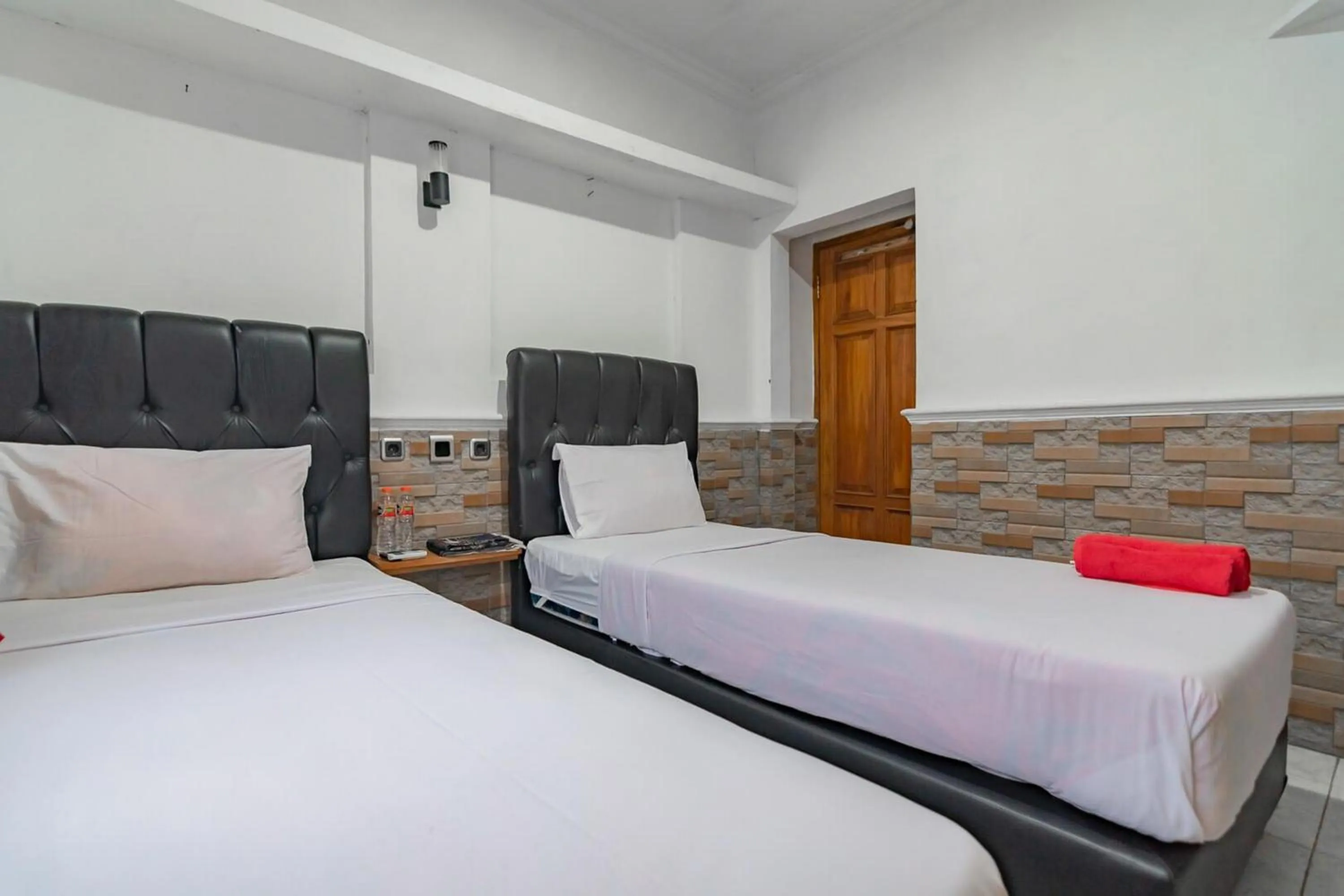 Bedroom, Bed in Wisma Vandera Syariah Garut Mitra RedDoorz