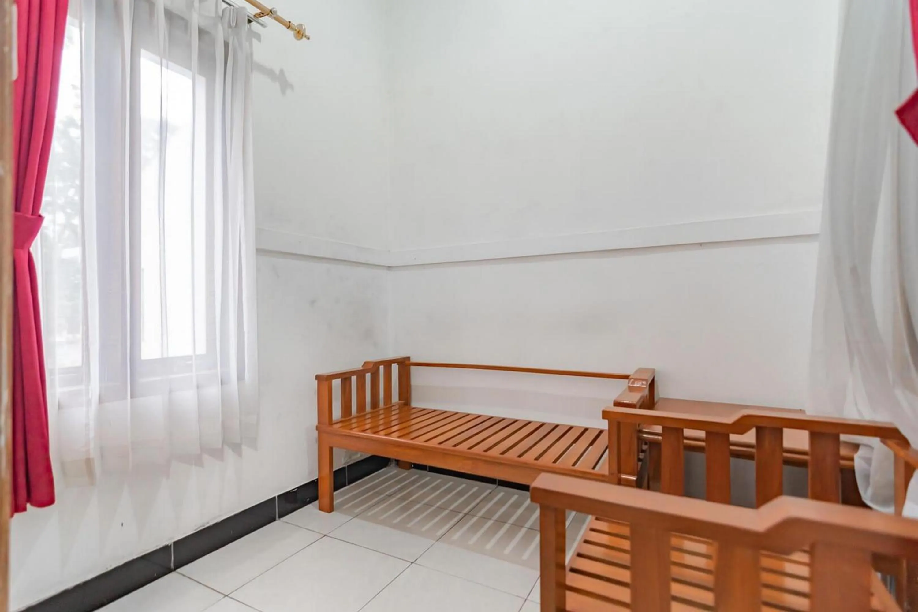 Seating area in Wisma Vandera Syariah Garut Mitra RedDoorz