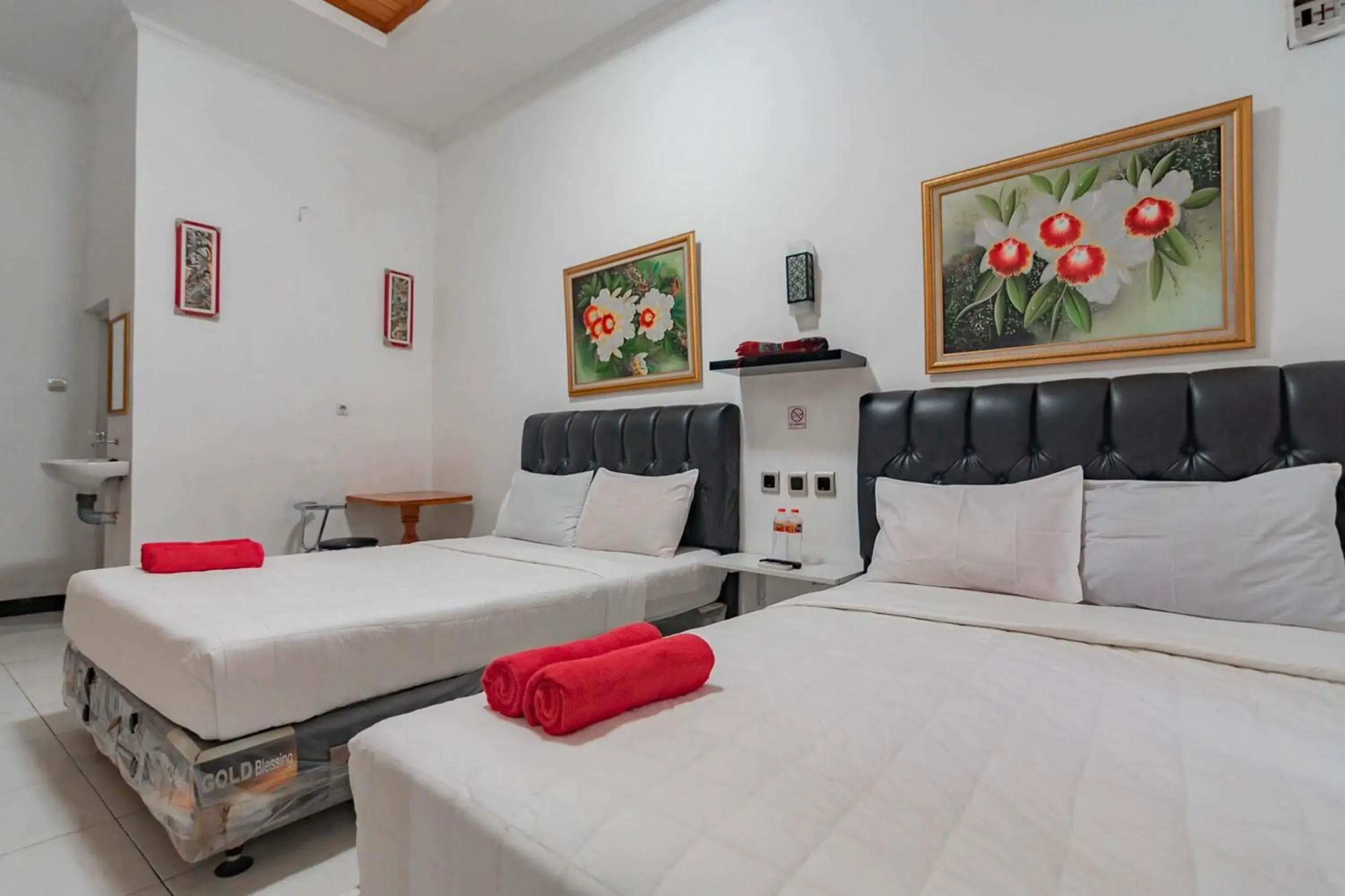 Family Room in Wisma Vandera Syariah Garut Mitra RedDoorz Family Room in Wisma Vandera Syariah Garut Mitra RedDoorz