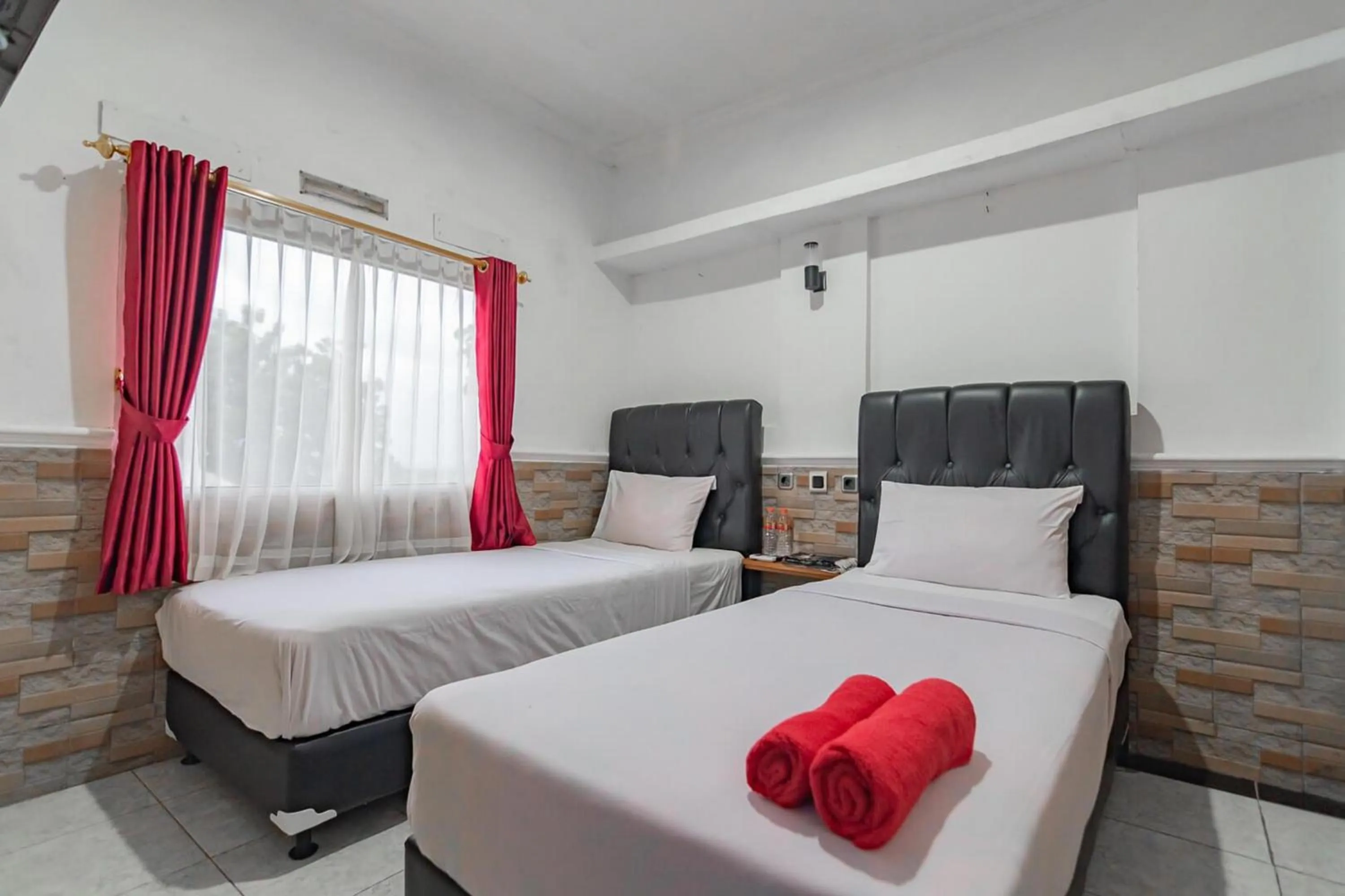 Bedroom, Bed in Wisma Vandera Syariah Garut Mitra RedDoorz