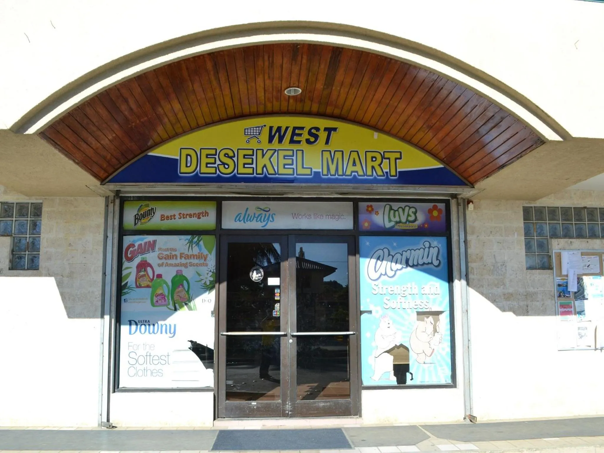 Facade/entrance in West Plaza Desekel