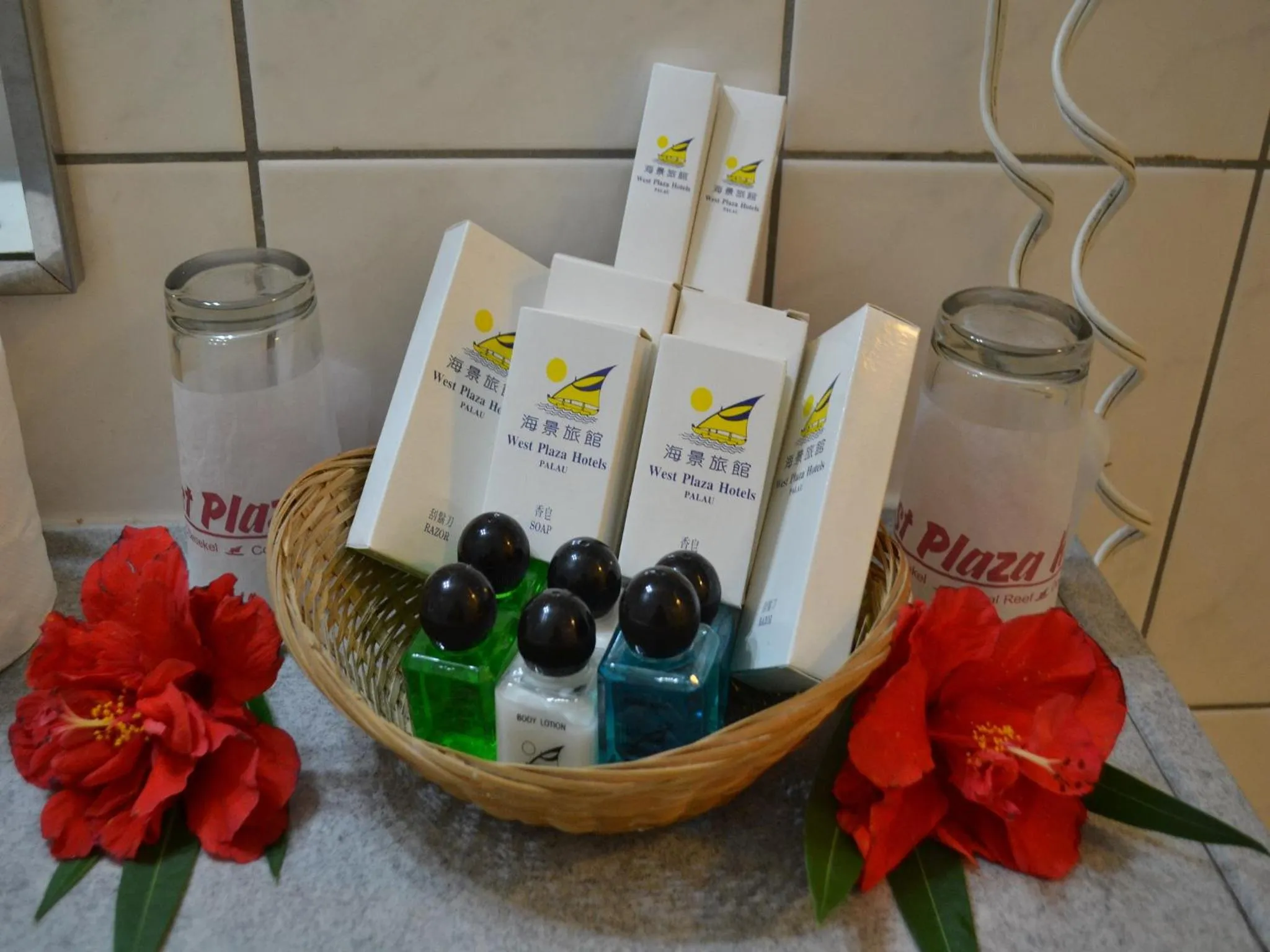 Bathroom in West Plaza Desekel