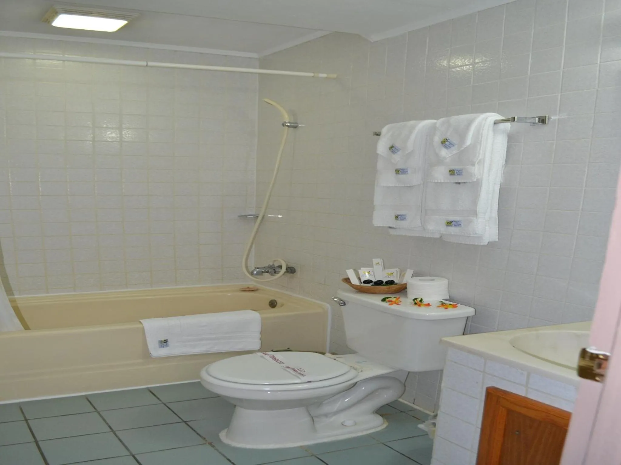 Bathroom in West Plaza Desekel