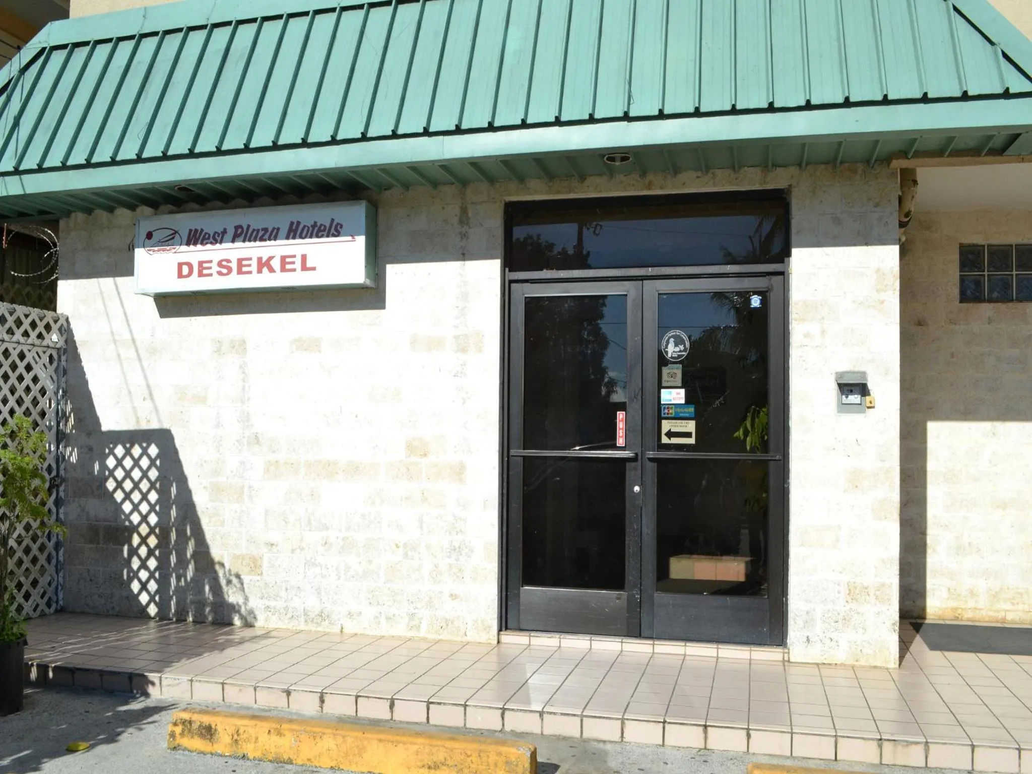 Facade/entrance in West Plaza Desekel