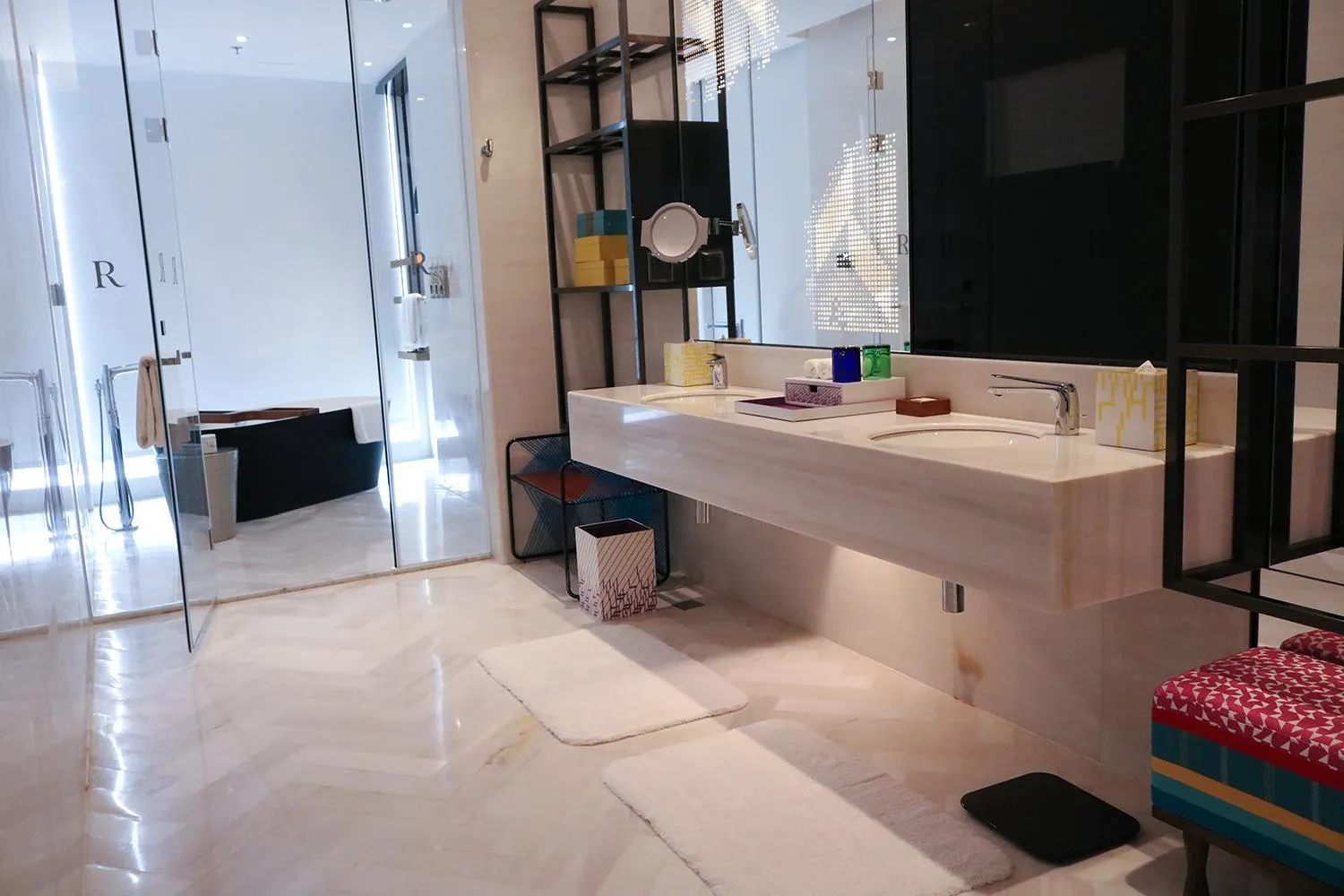 Toilet in Renaissance Nanning Hotel