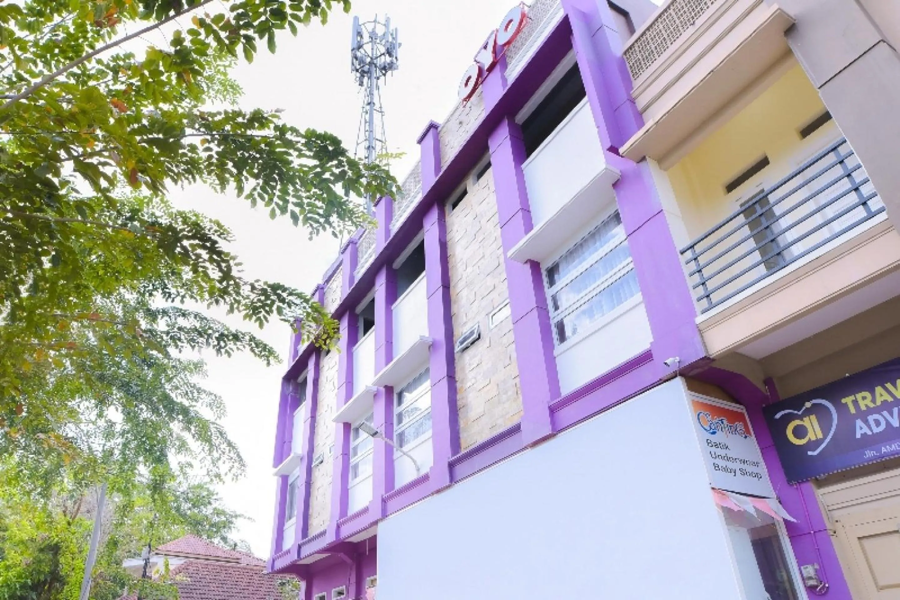 Facade/entrance in Capital O 2018 Ring Road Guest House Syariah