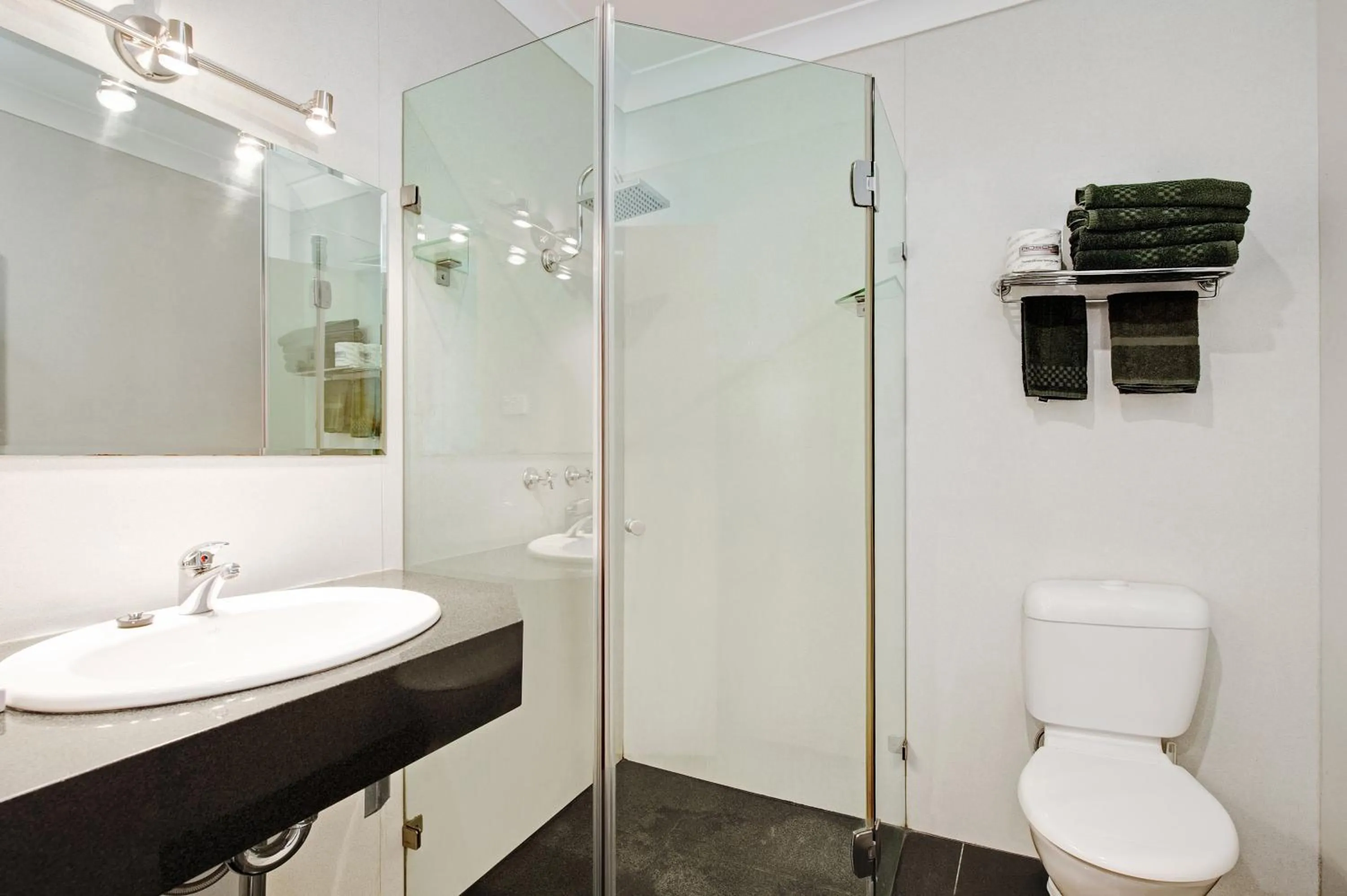 Deluxe Queen Room in Colonial Terrace Motor Inn