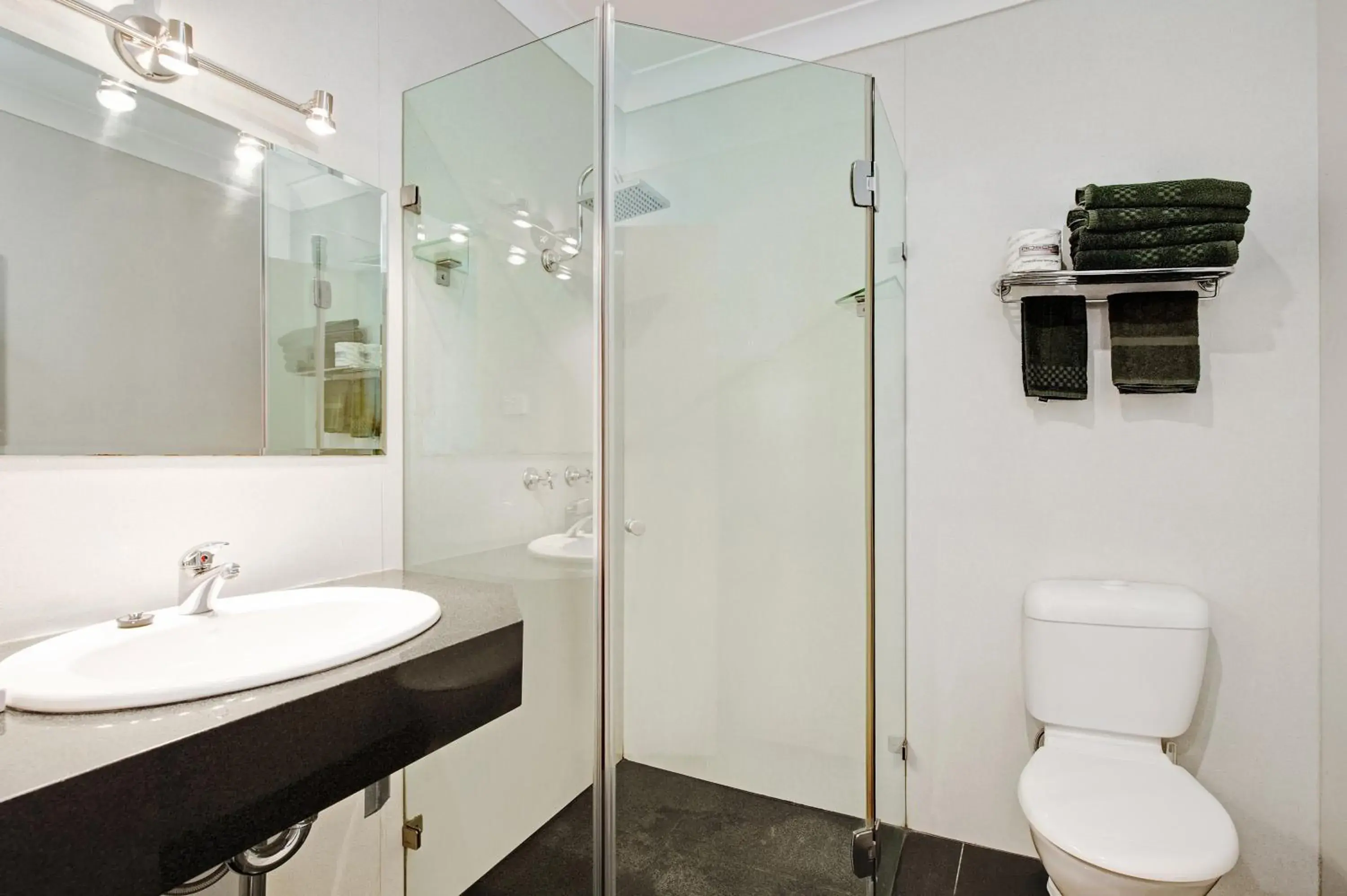 Deluxe Queen Room in Colonial Terrace Motor Inn Deluxe Queen Room in Colonial Terrace Motor Inn