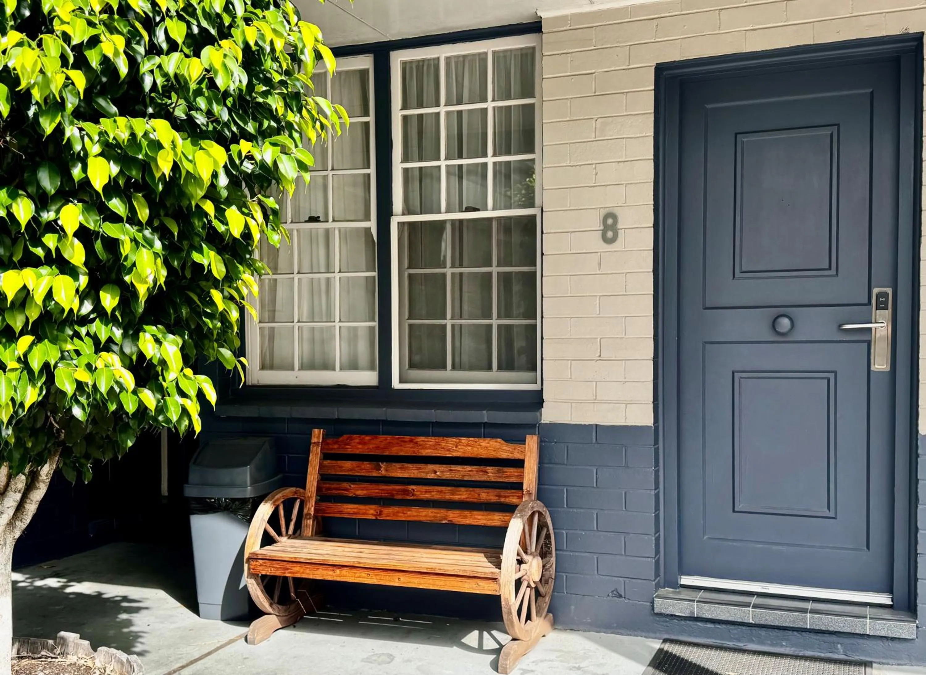 Day in Colonial Terrace Motor Inn