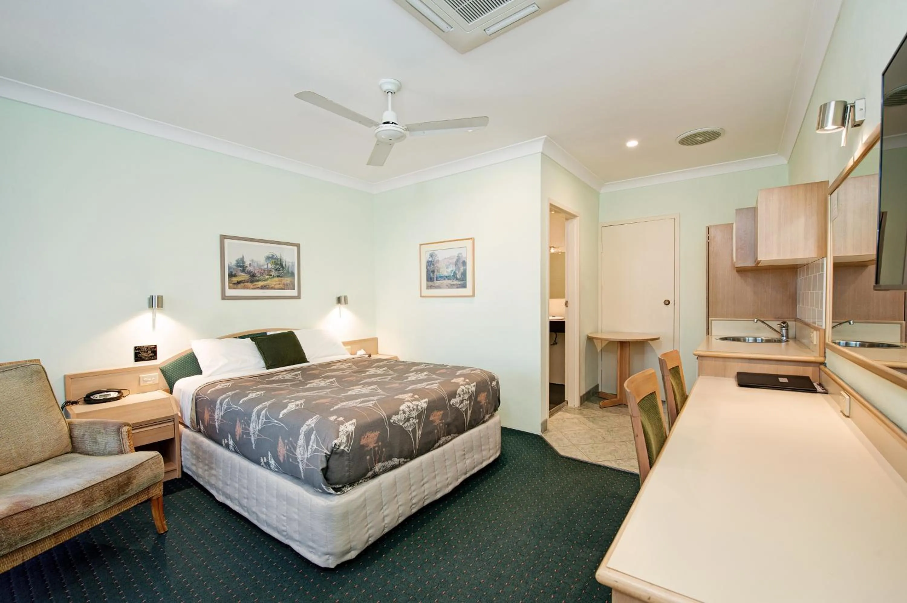 Photo of the whole room, Bed in Colonial Terrace Motor Inn