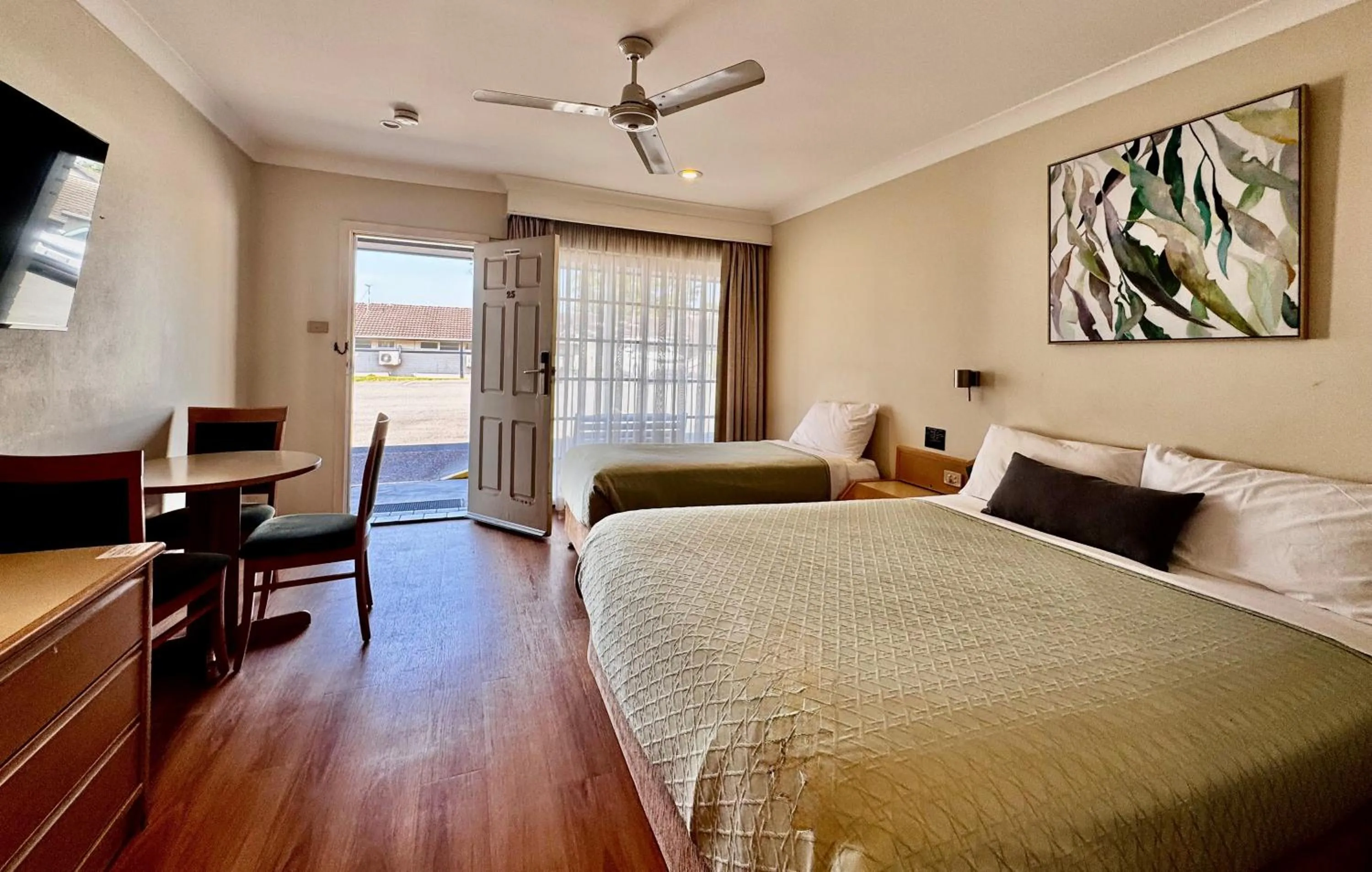 Bed in Colonial Terrace Motor Inn