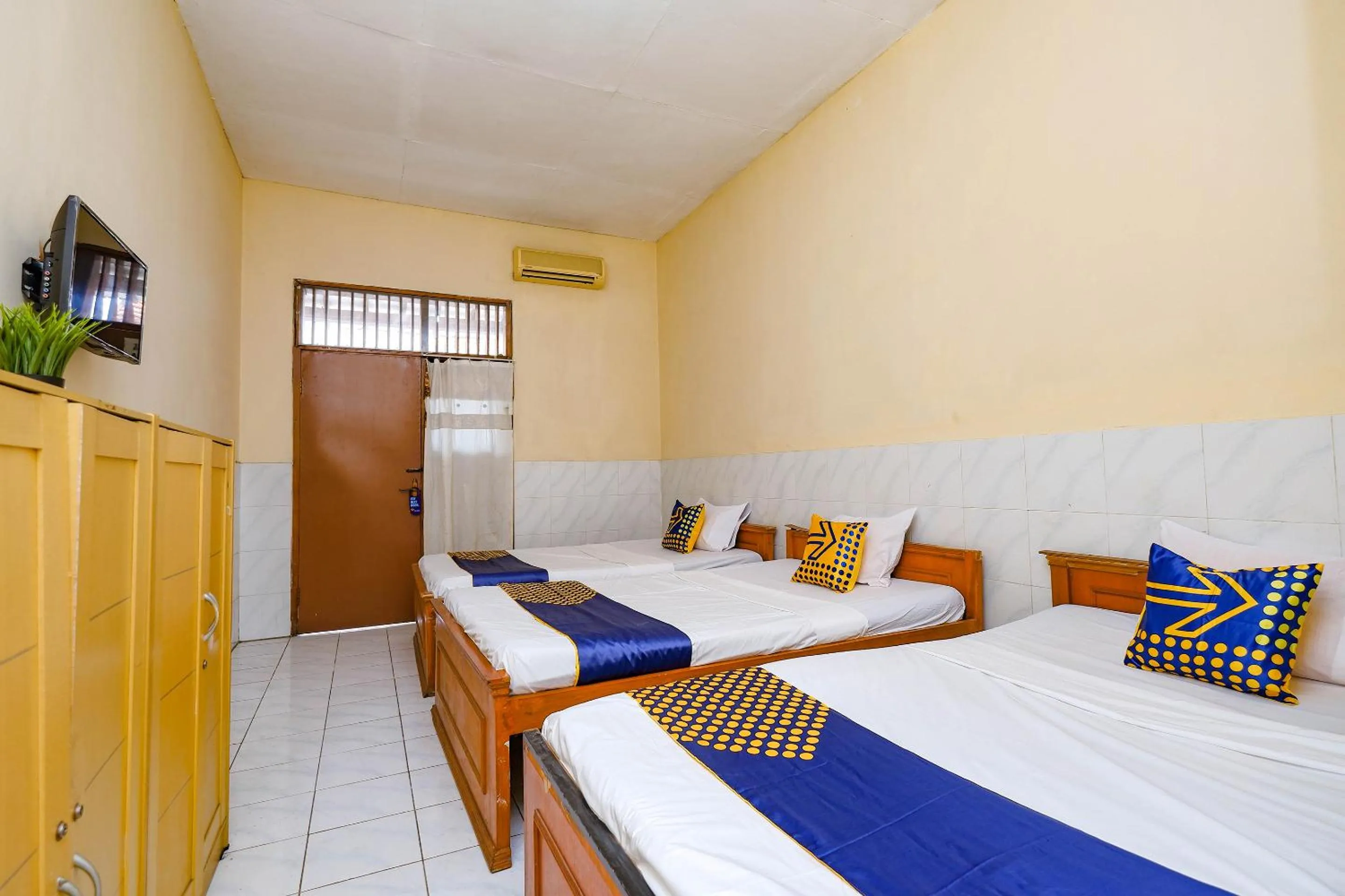 Bedroom in SPOT ON 2011 Hotel Mekar Sari