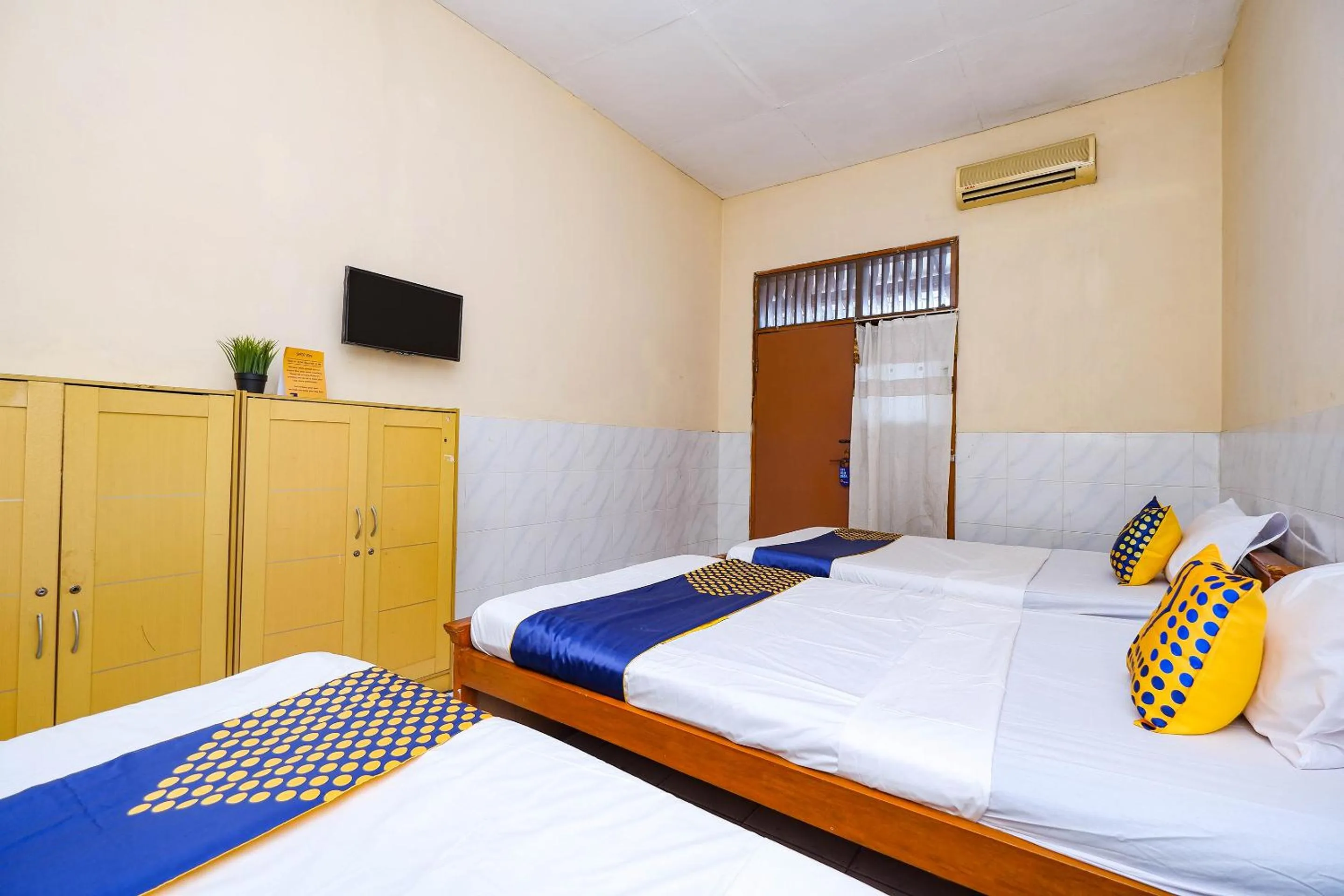 Bedroom in SPOT ON 2011 Hotel Mekar Sari