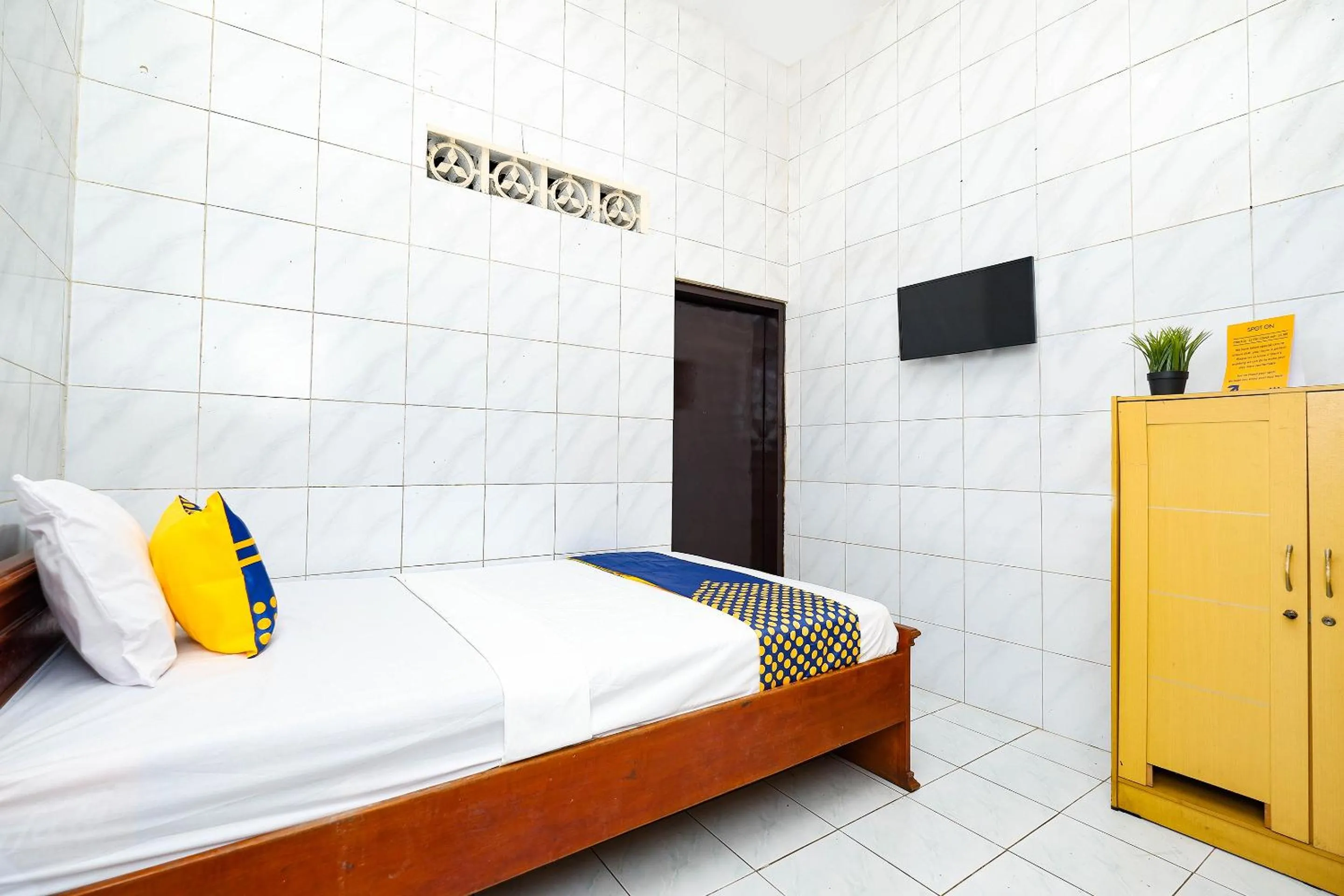 Bedroom in SPOT ON 2011 Hotel Mekar Sari