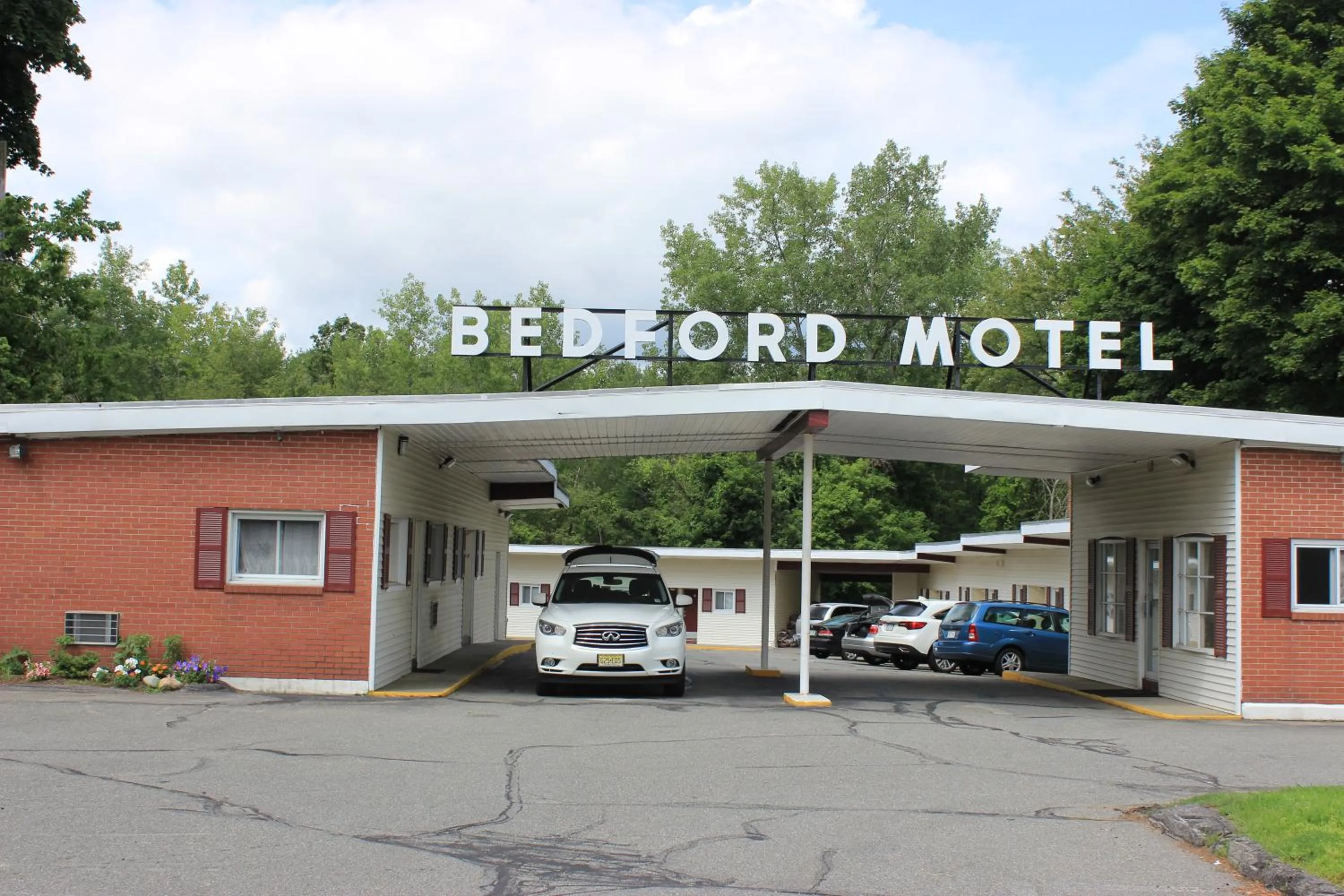 Property building in Bedford Motel