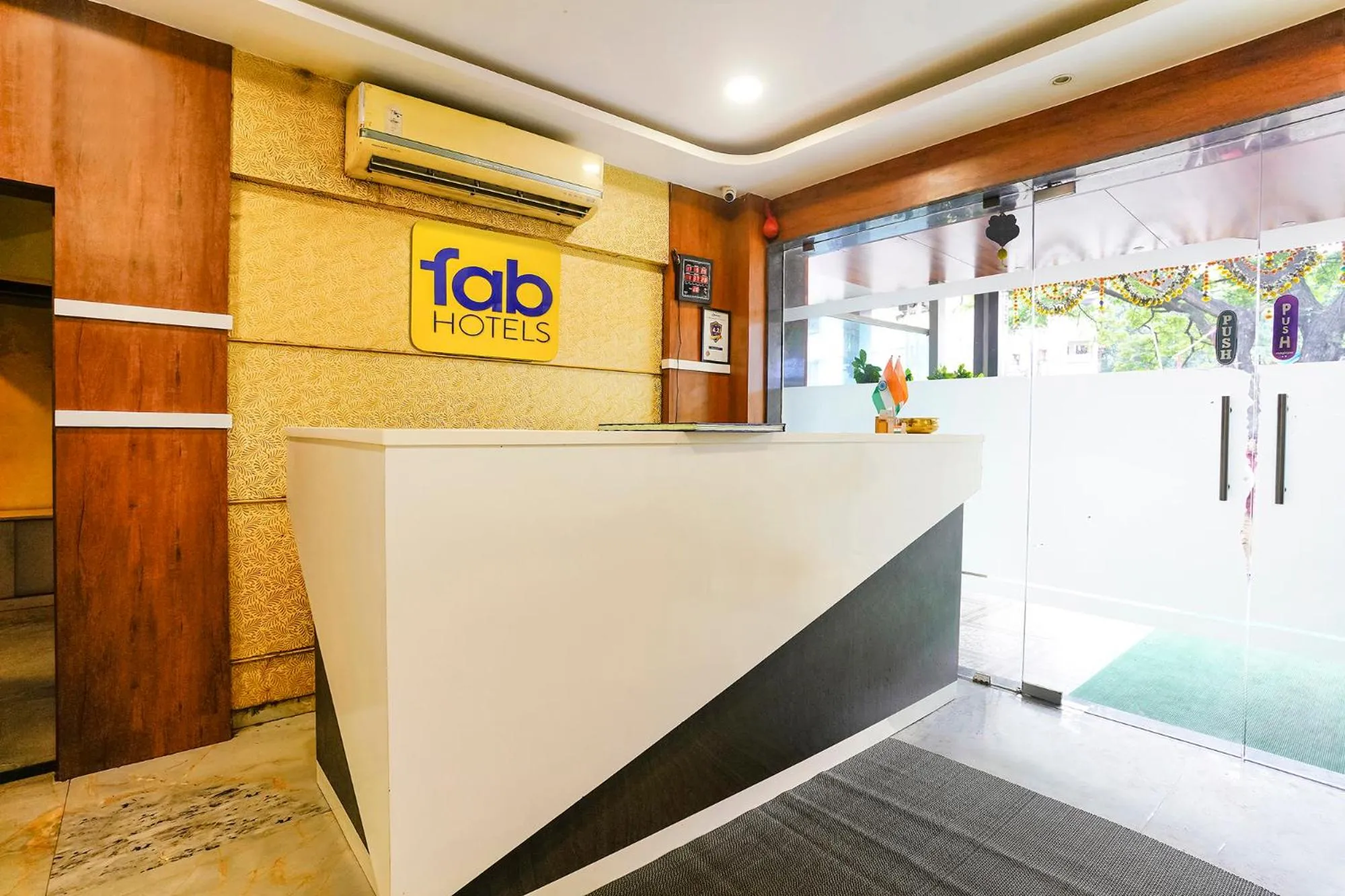 Lobby or reception in FabHotel Ratna Mahal