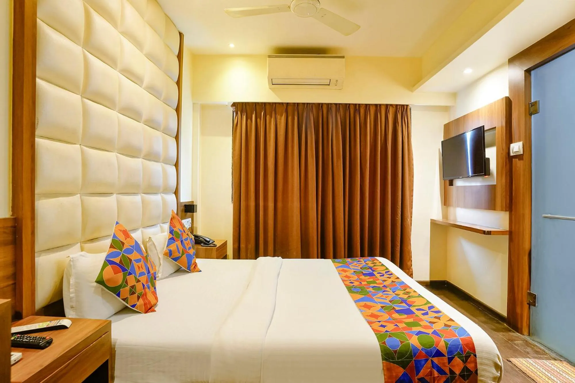 Bed in FabHotel Ratna Mahal