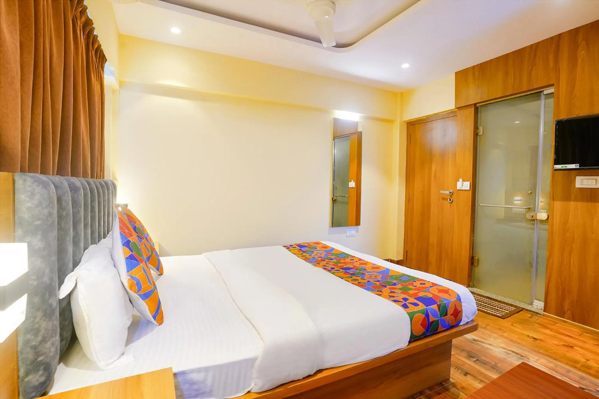 Bed in FabHotel Ratna Mahal