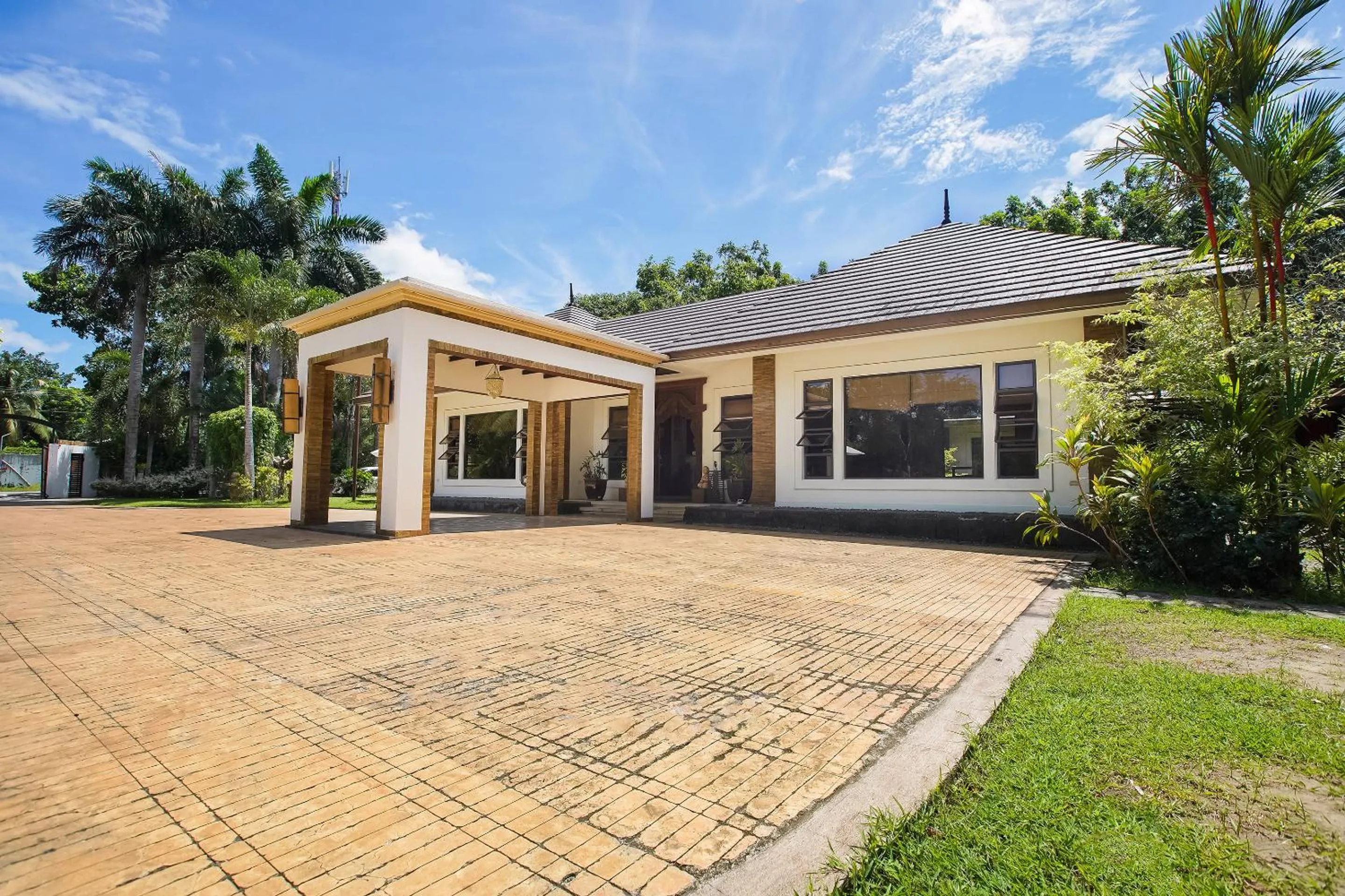 Facade/entrance in Sheridan Boutique Resort Iloilo