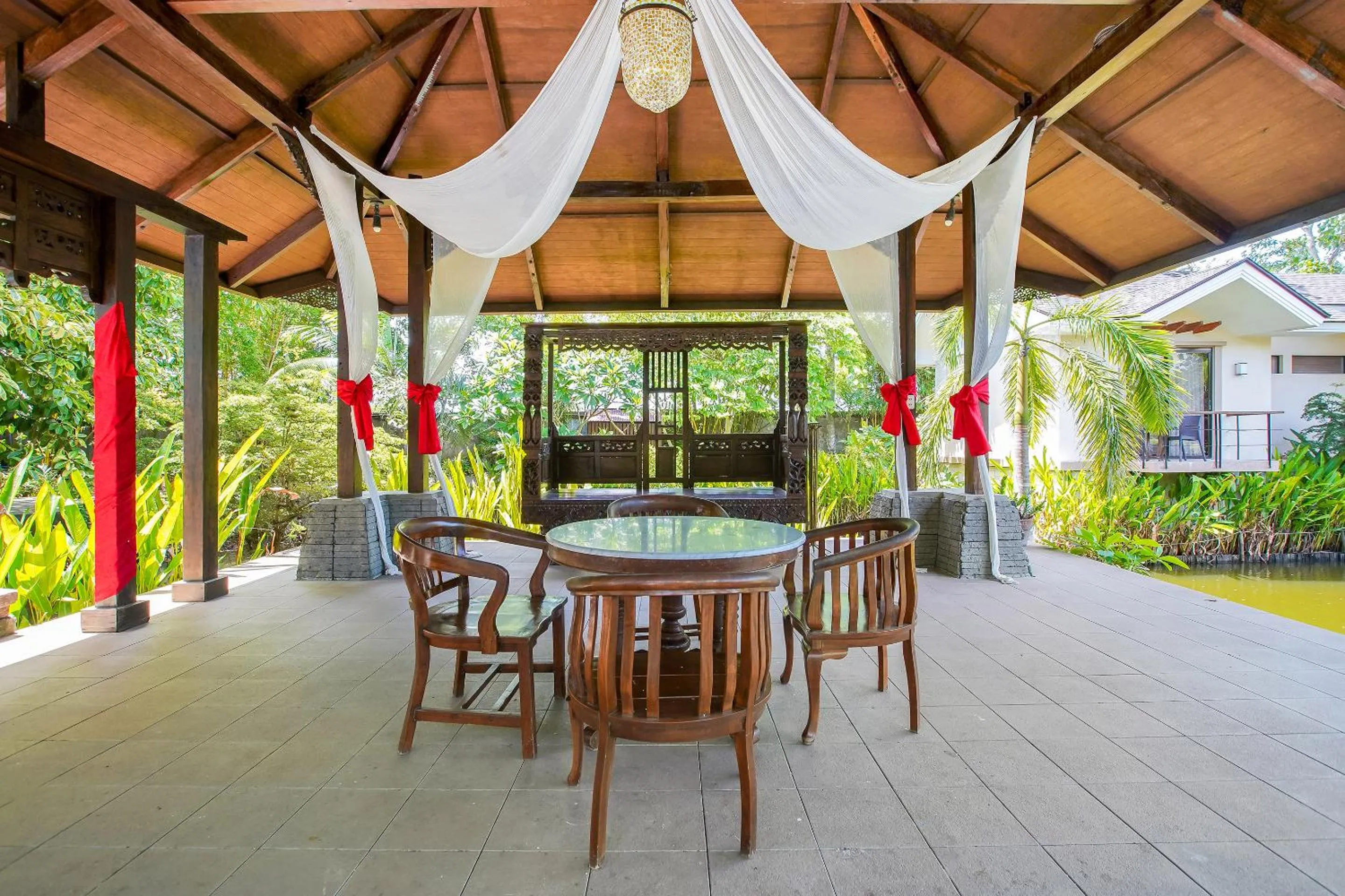 Facade/entrance in Sheridan Boutique Resort Iloilo