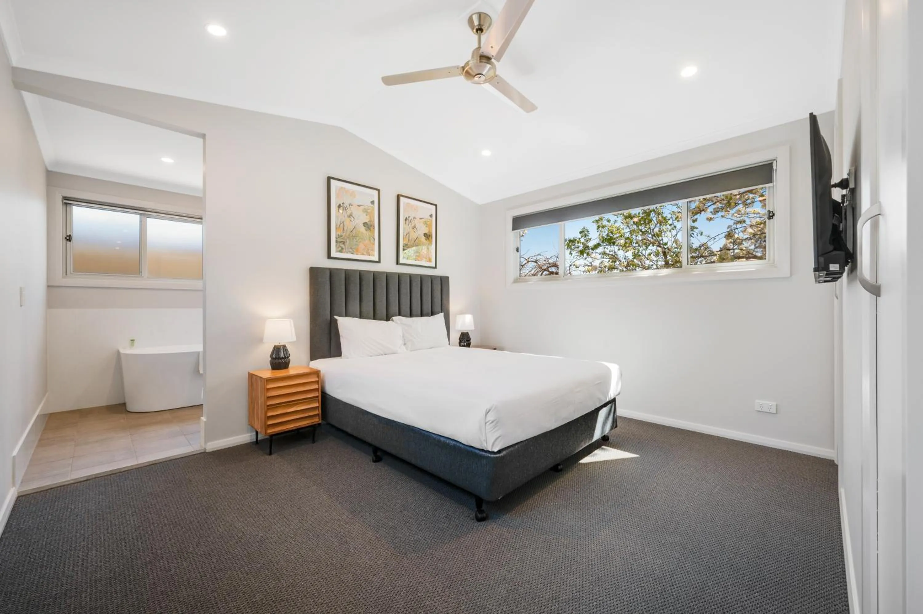 Bed in Thunderbird Motel Yass