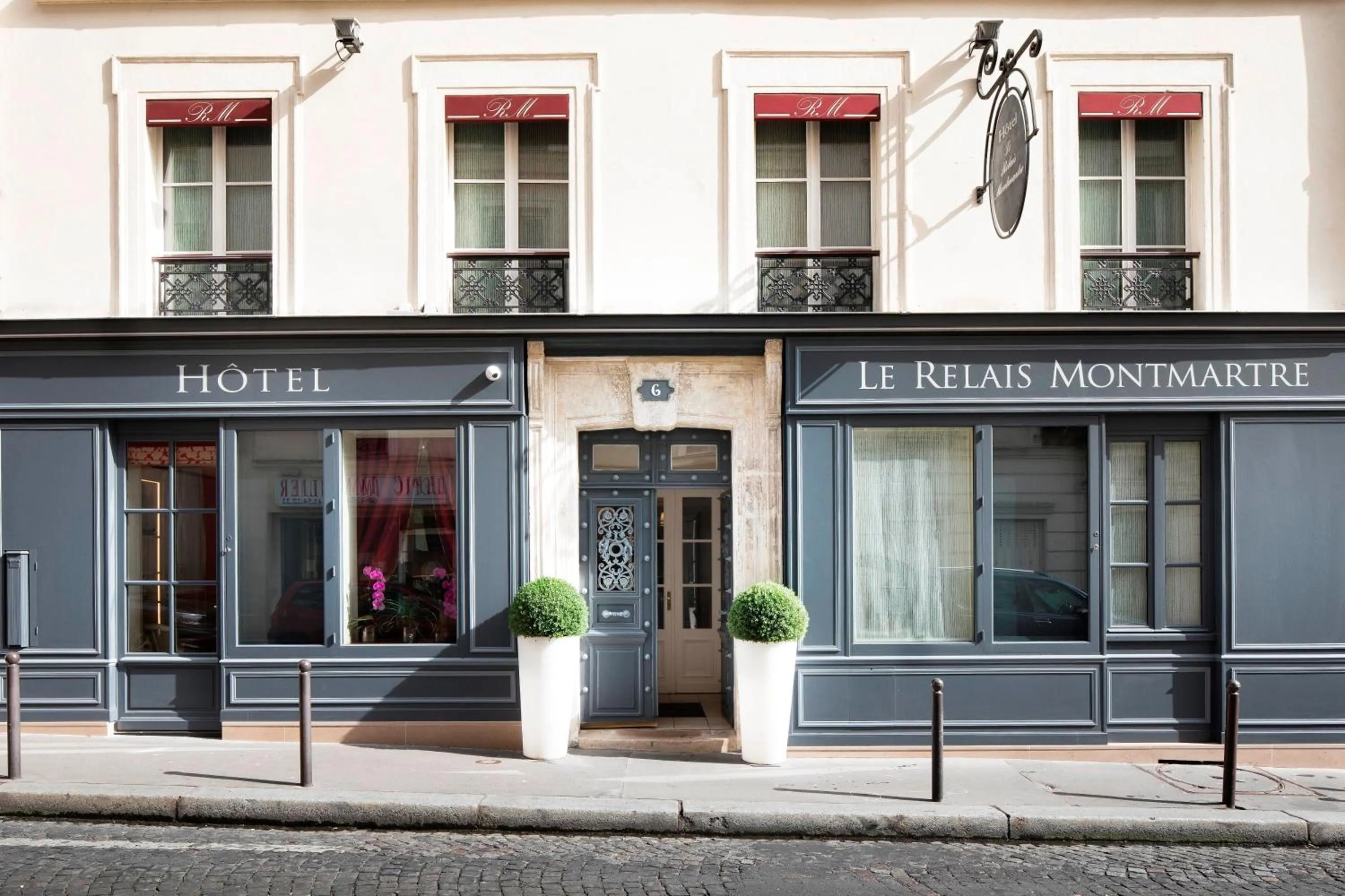 Property building in Le Relais Montmartre