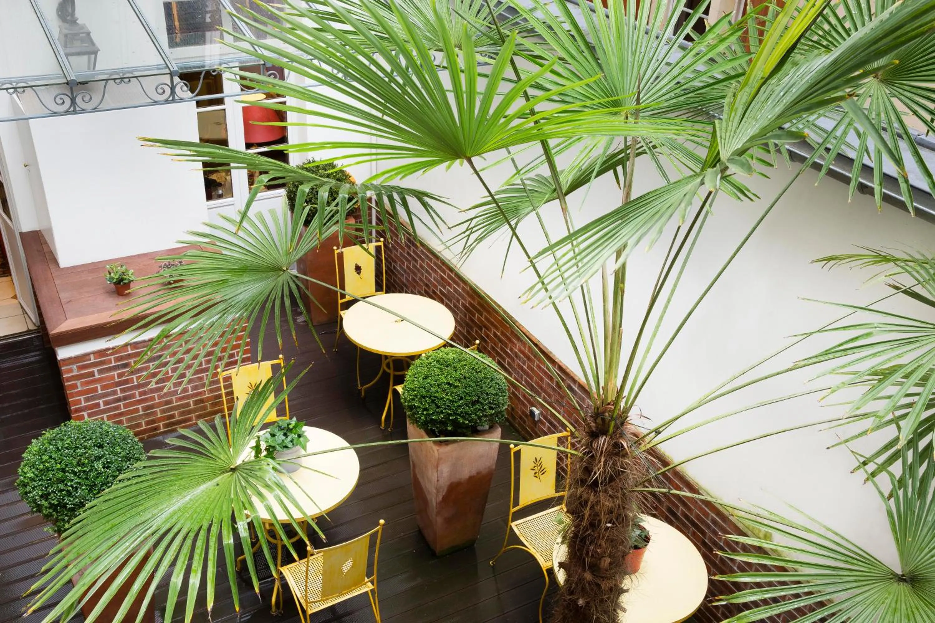 Patio in Le Relais Montmartre