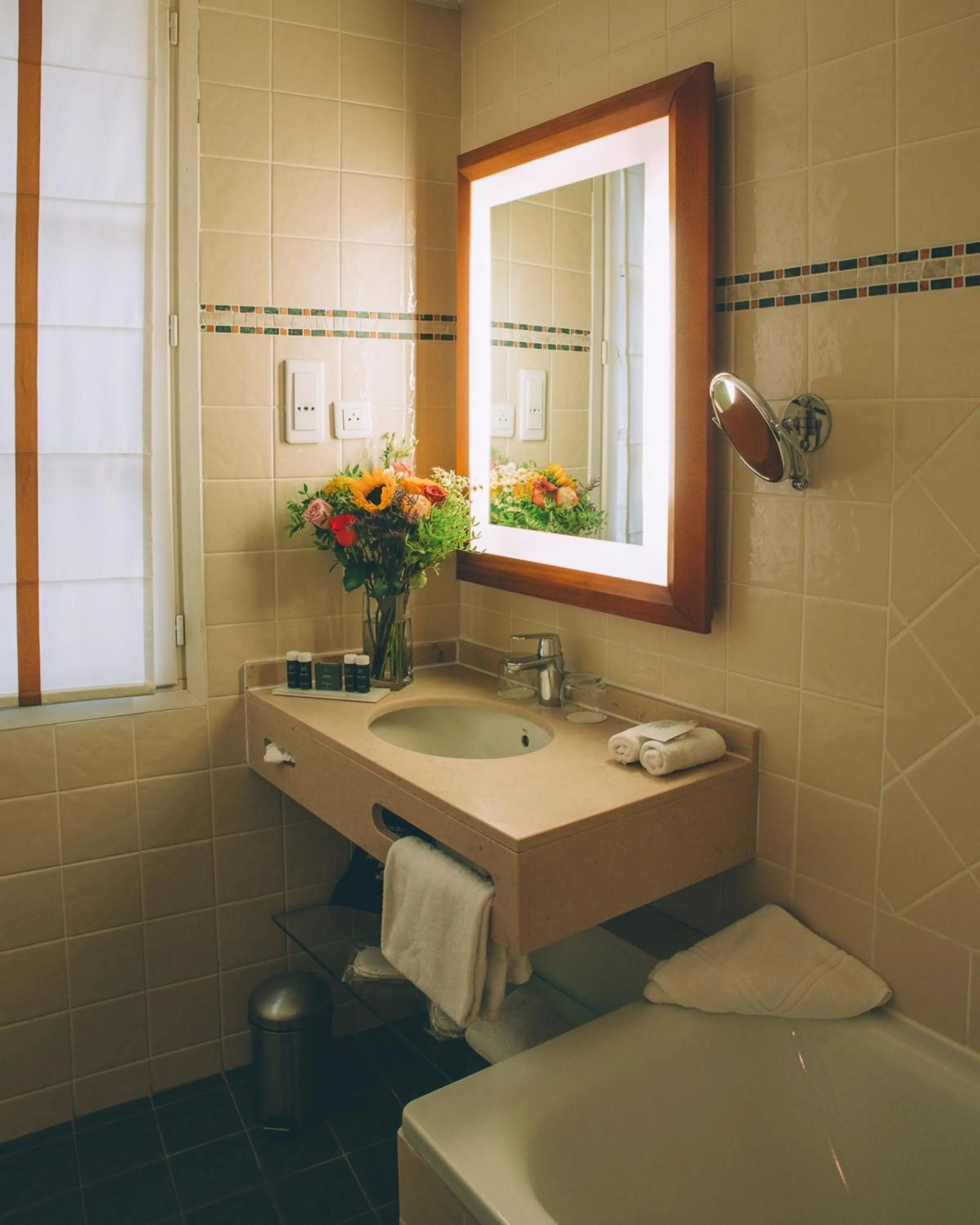 Bathroom in Le Relais Montmartre