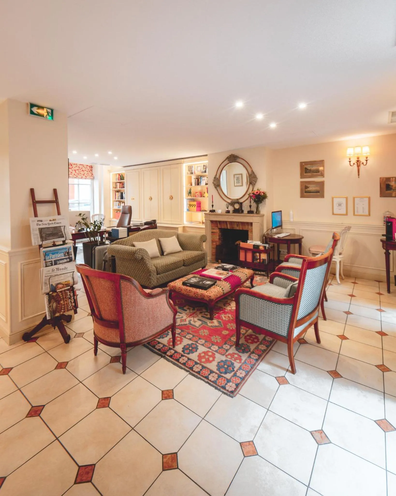 Seating area in Le Relais Montmartre