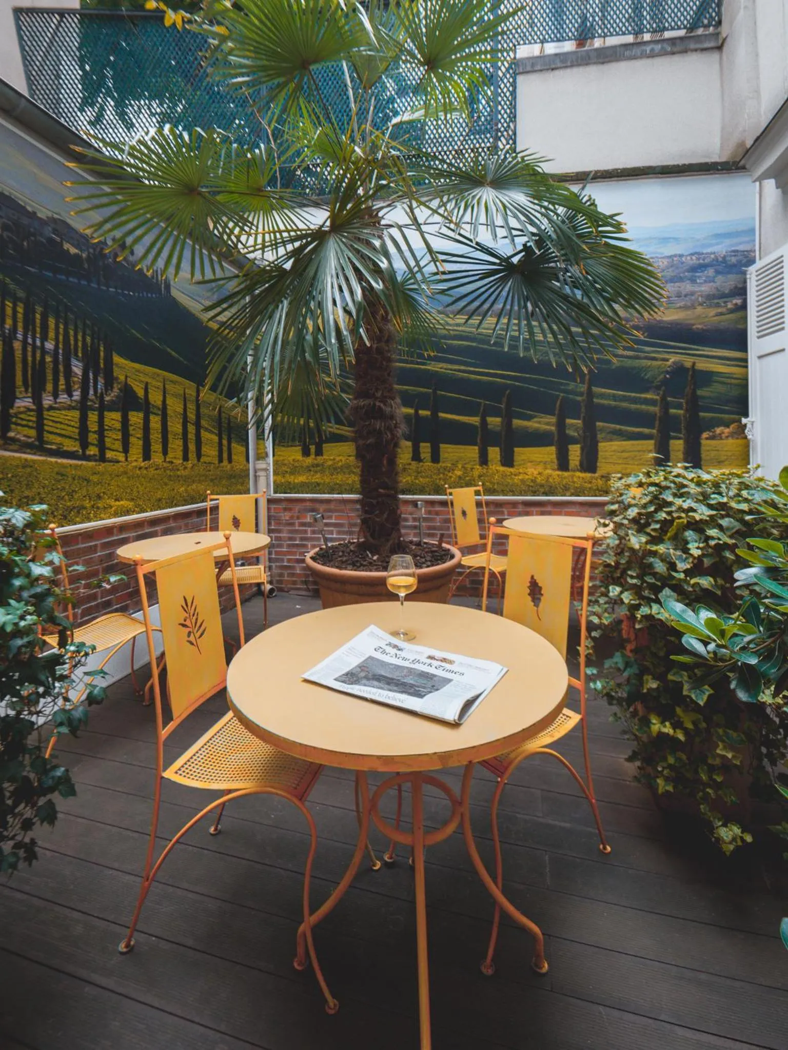 Patio in Le Relais Montmartre