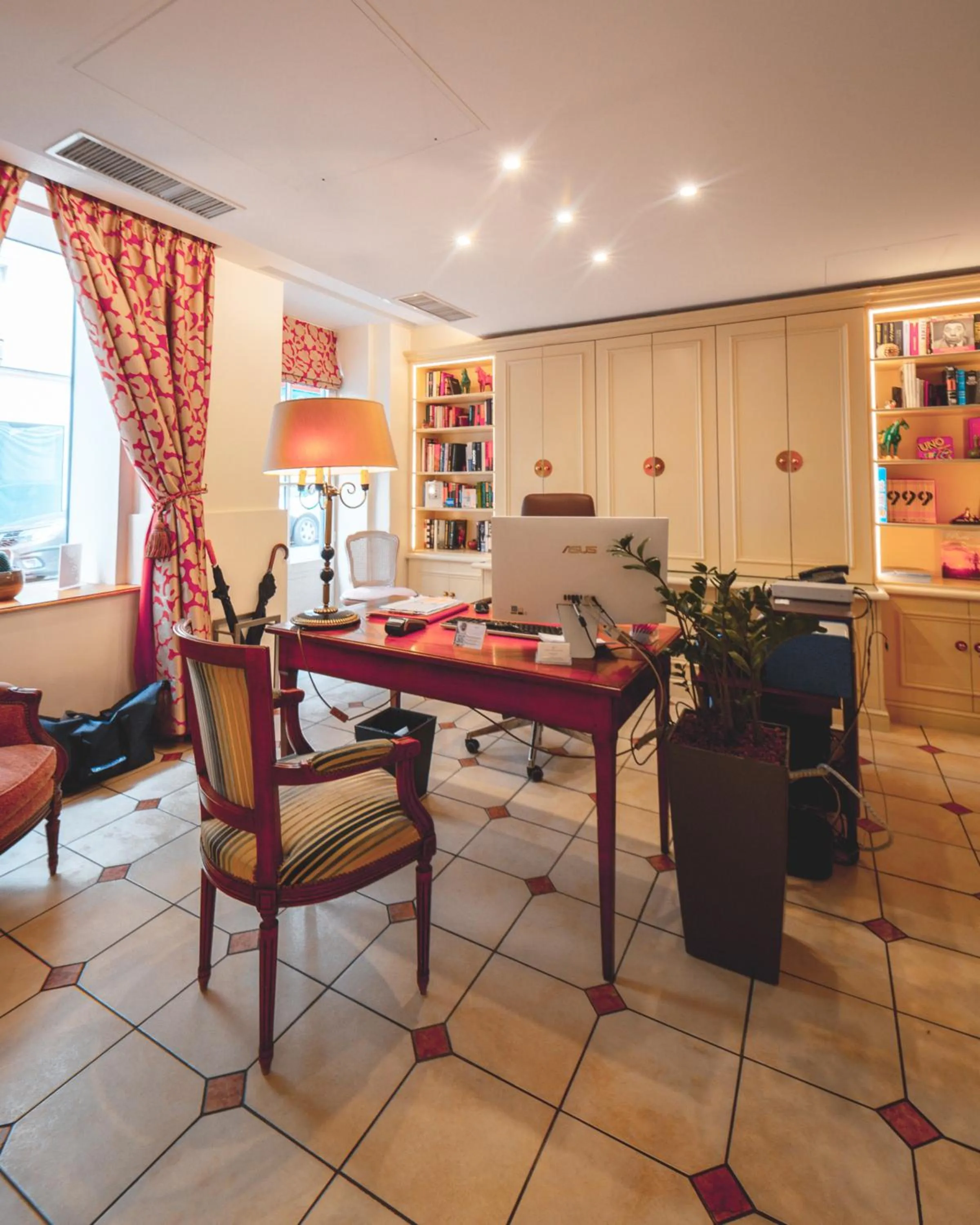 Lobby or reception in Le Relais Montmartre