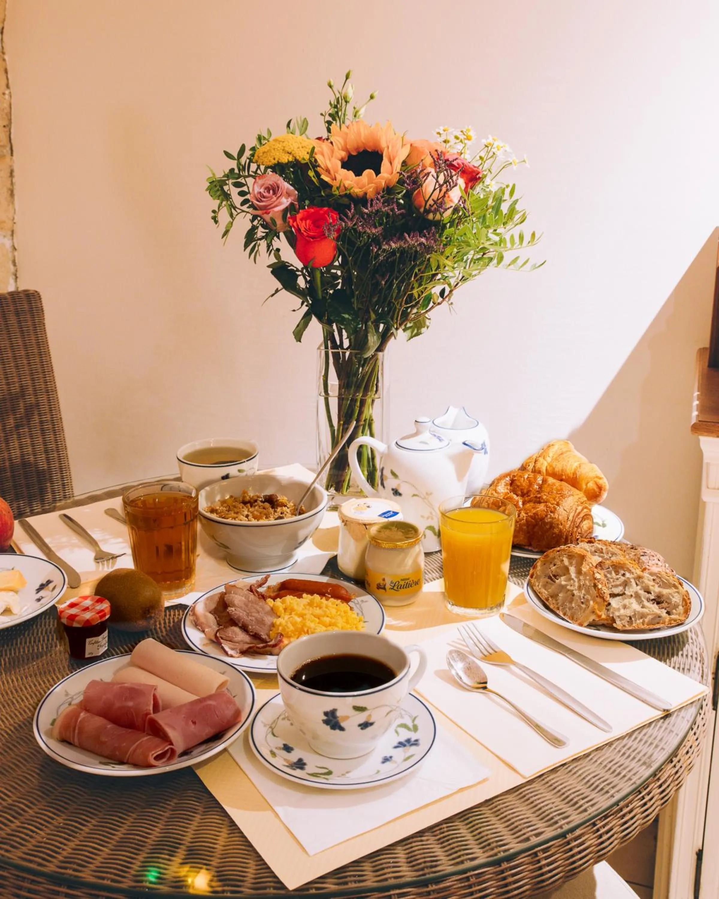 Food and drinks in Le Relais Montmartre