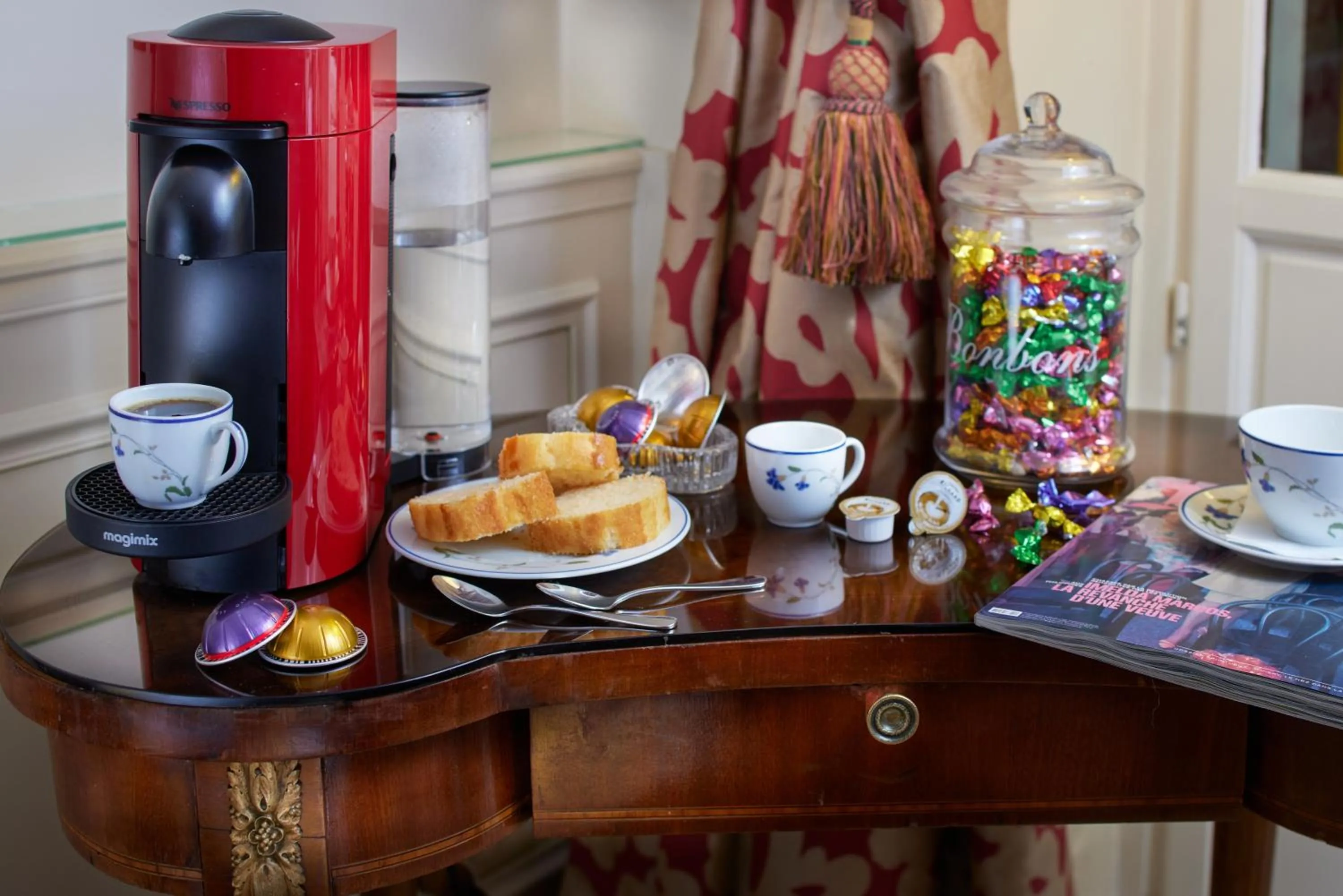 Coffee/tea facilities in Le Relais Montmartre