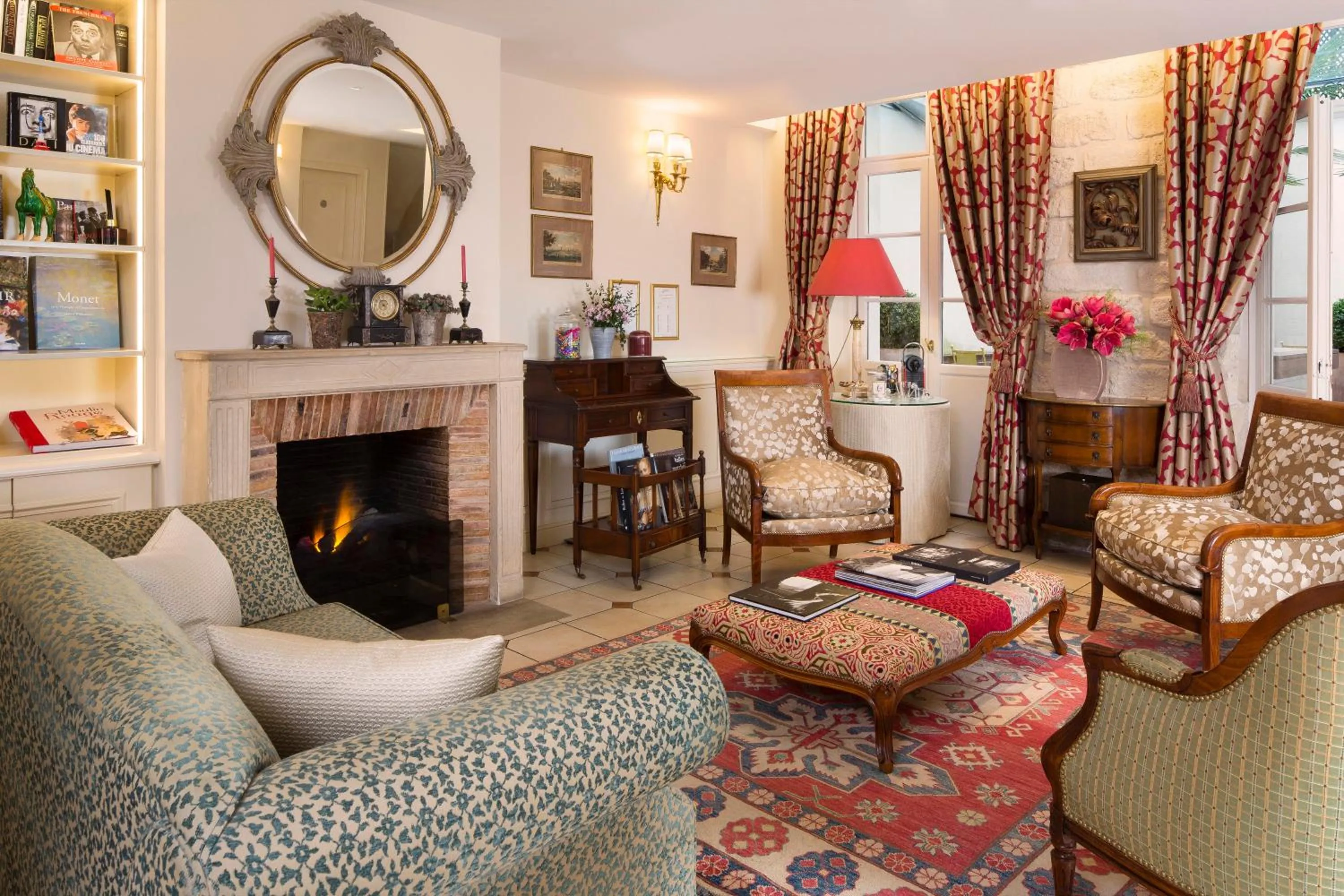 Seating area in Le Relais Montmartre