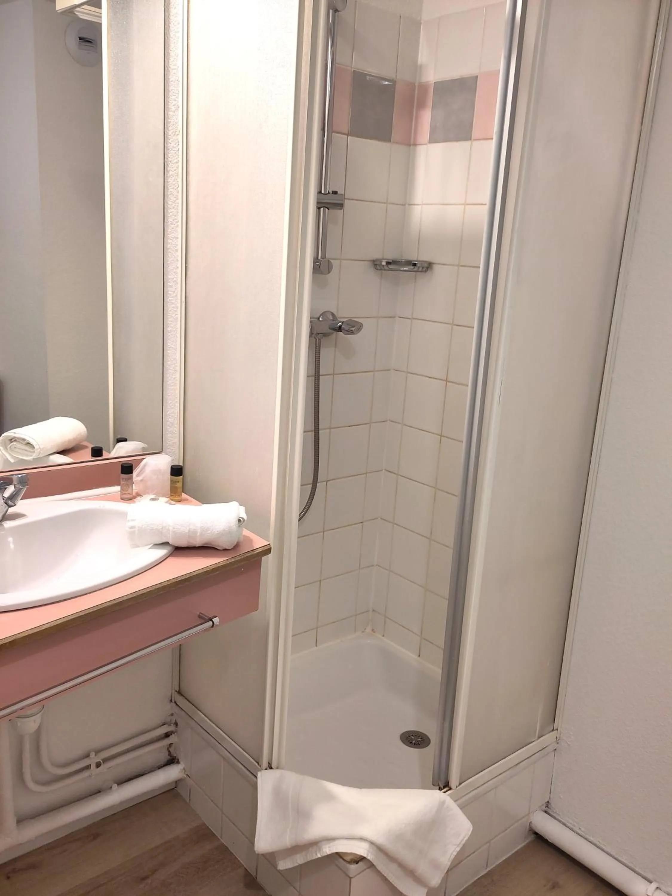 Bathroom in Séjours & Affaires Grenoble Marie Curie