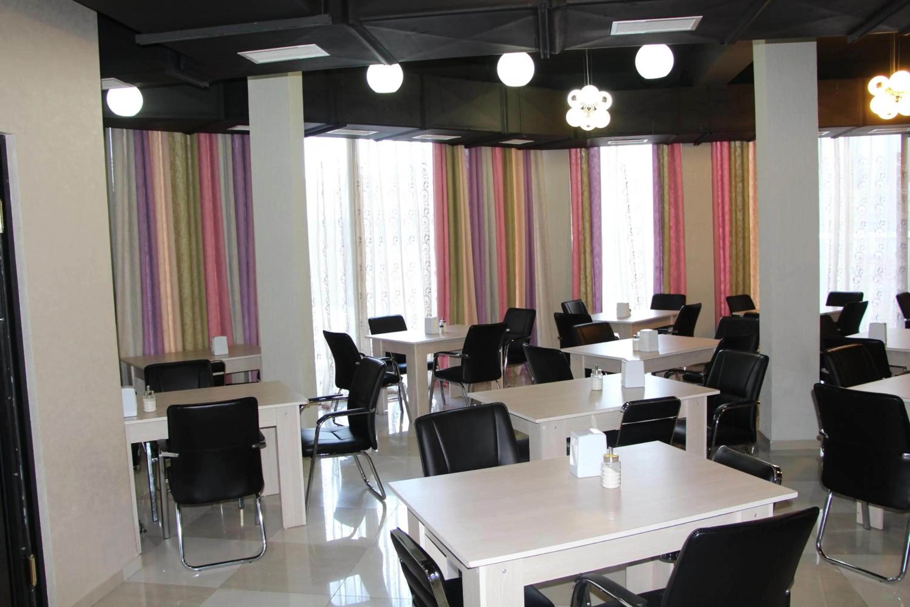 Restaurant/places to eat in Legacy Hotel