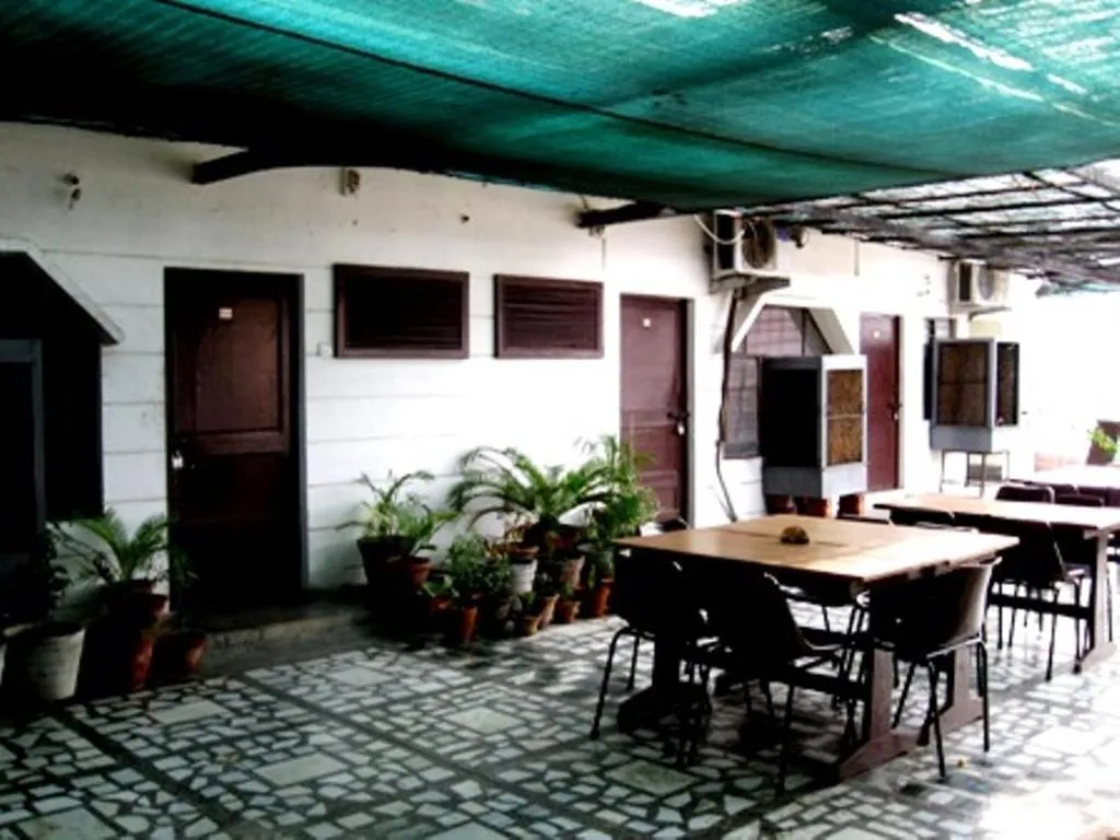 Restaurant/places to eat in Hotel Ajay International