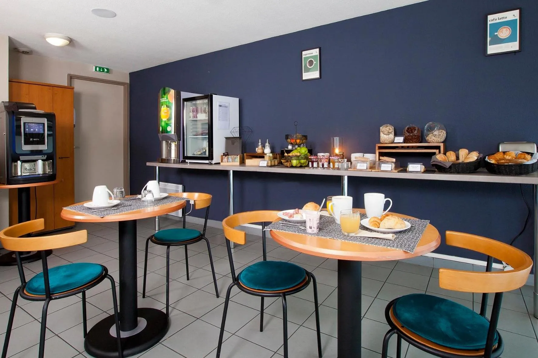 Breakfast in Séjours & Affaires Poitiers Lamartine