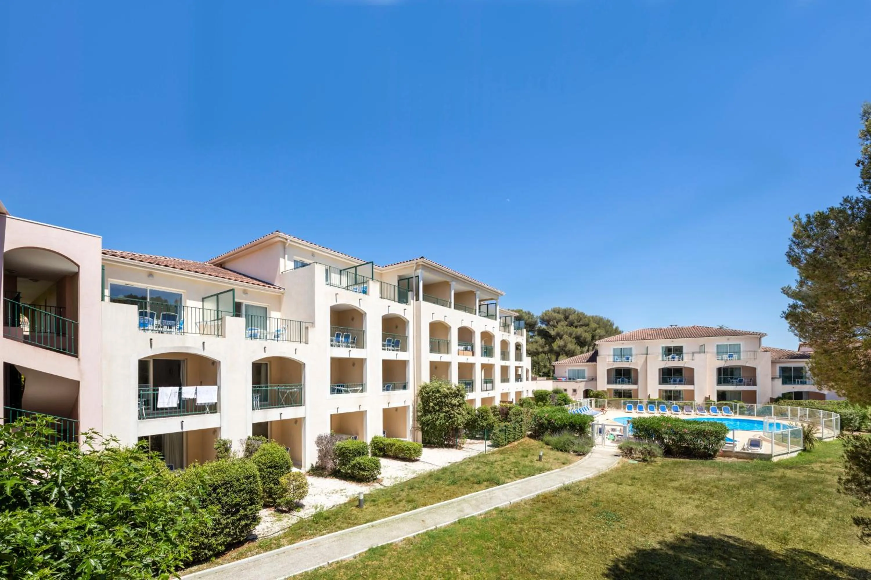 Property building in Garden & City Six-Fours-les-Plages