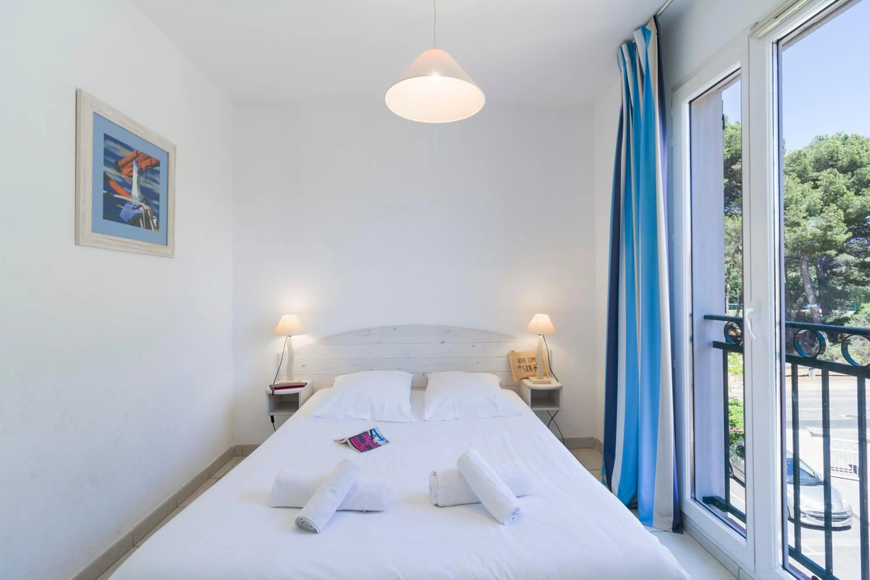 Bedroom, Bed in Garden & City Six-Fours-les-Plages