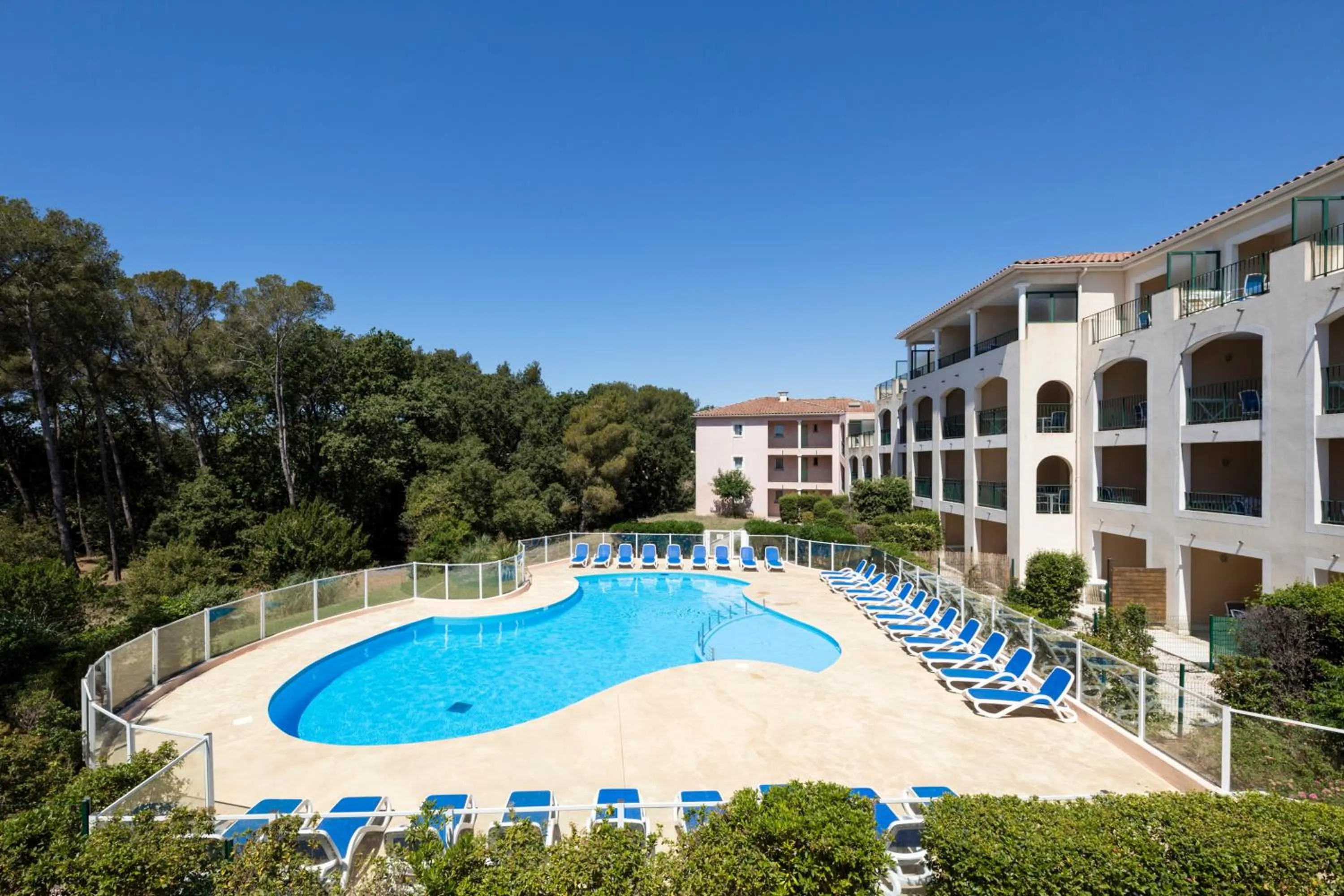 Property building in Garden & City Six-Fours-les-Plages