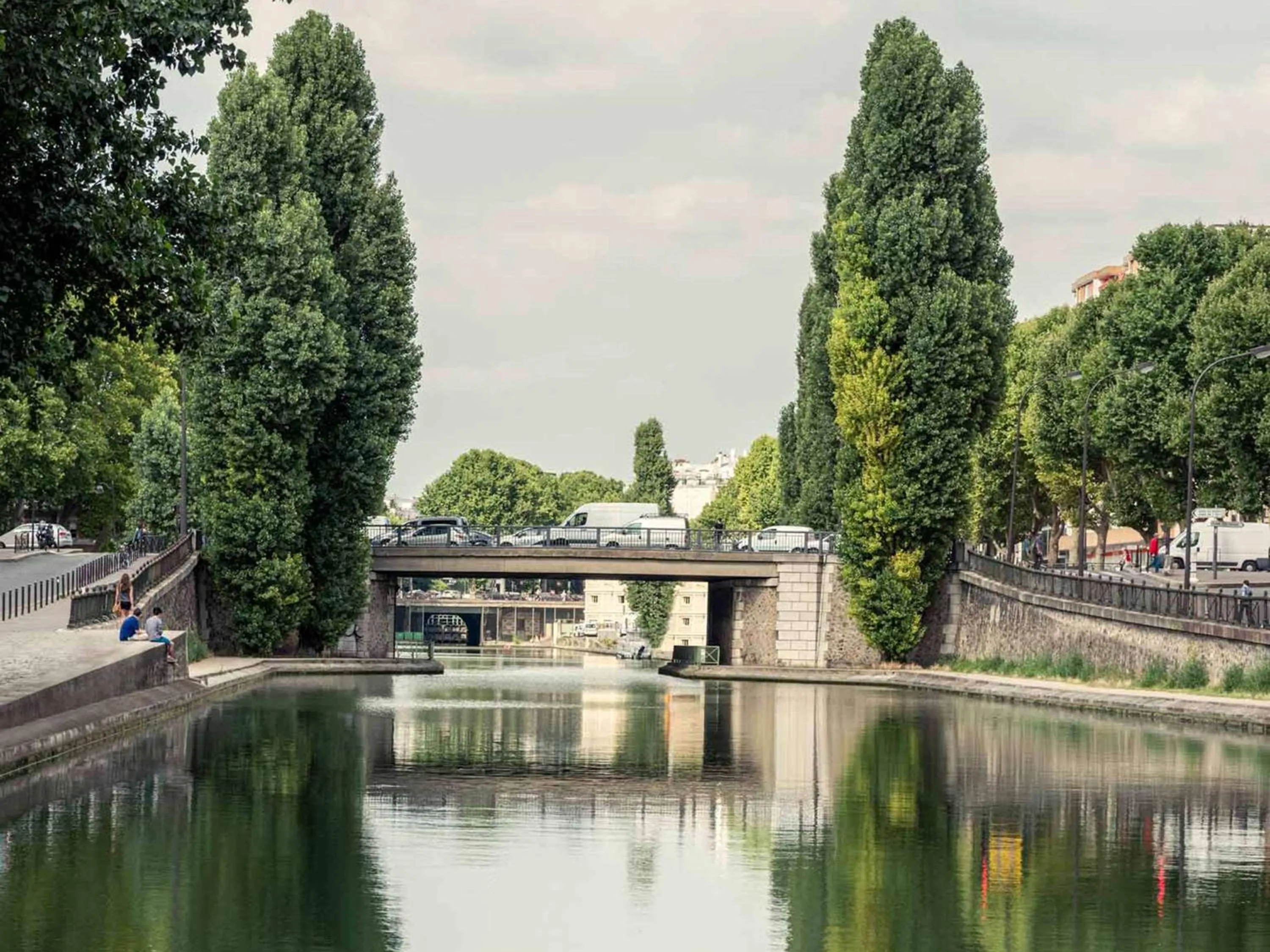 Lounge or bar in ibis Levallois Perret