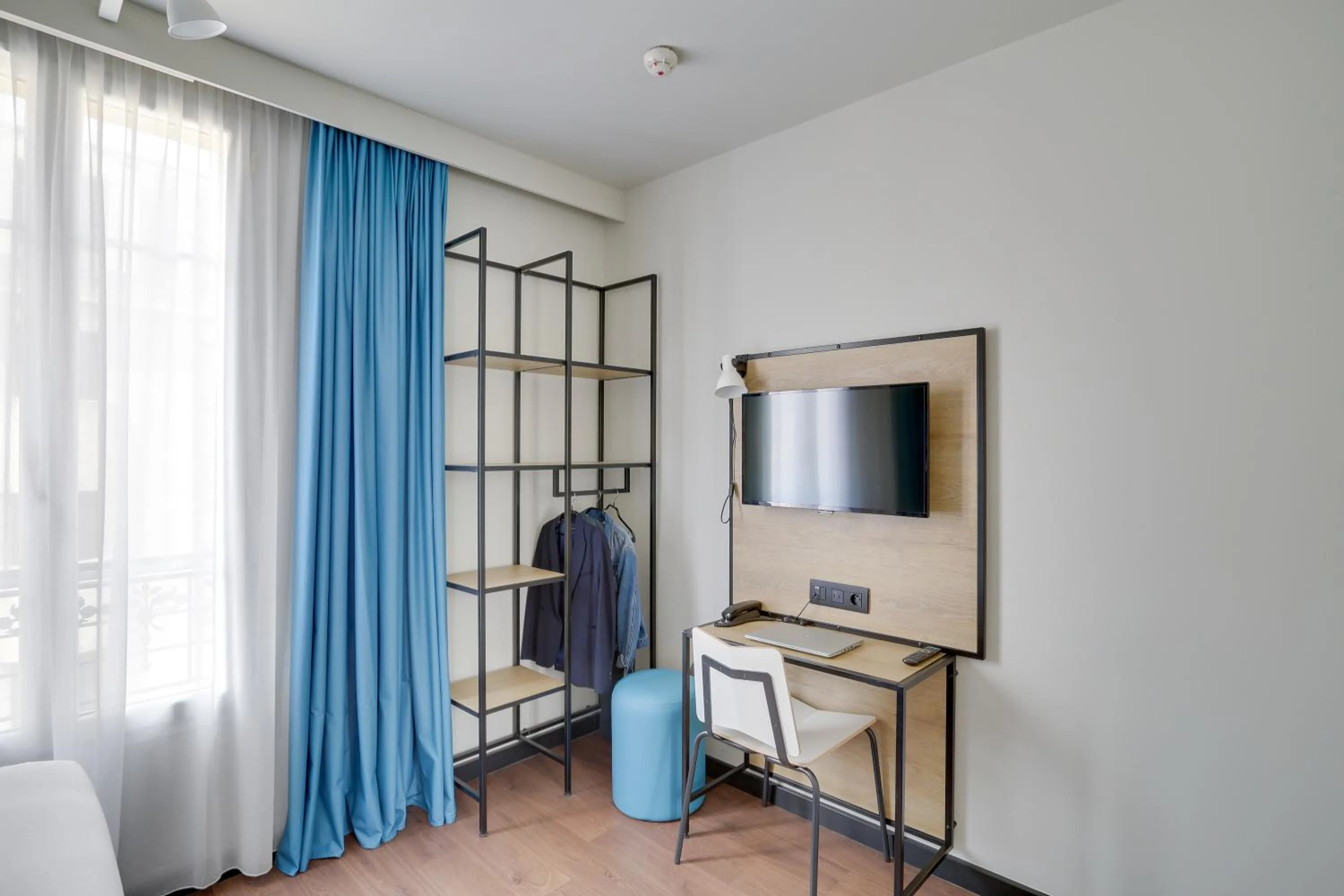 TV and multimedia in ibis Levallois Perret