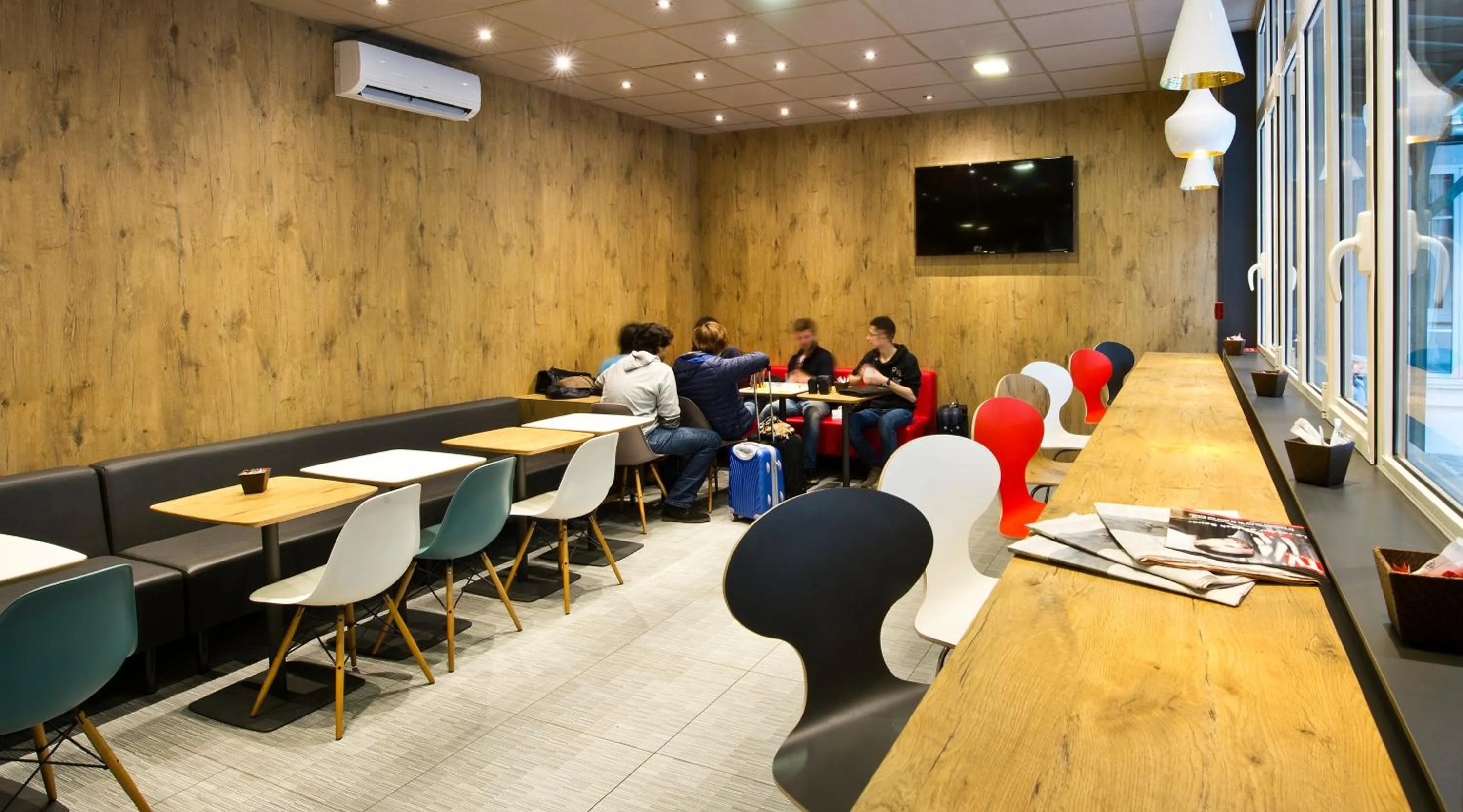 Lounge or bar in ibis Levallois Perret