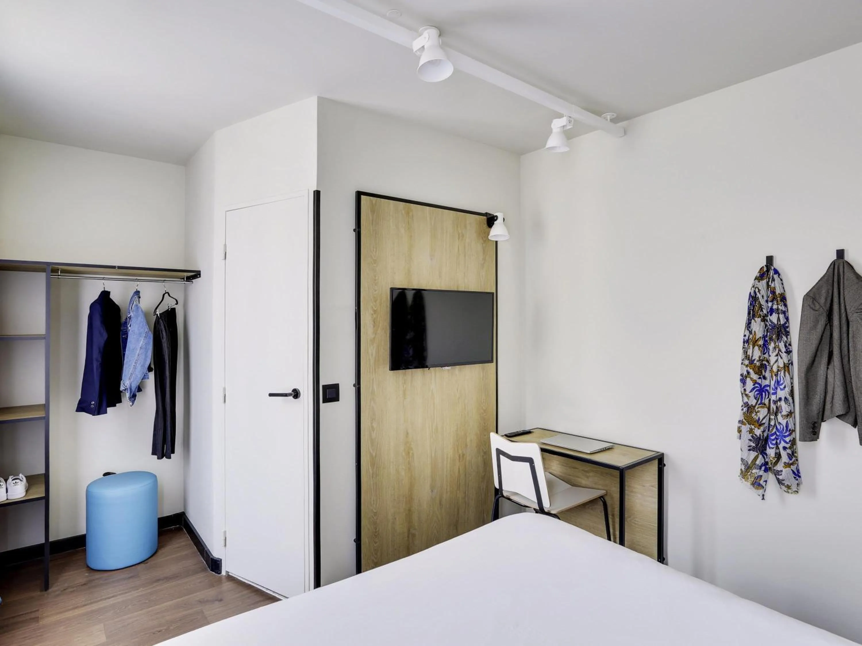 Bedroom, Bed in ibis Levallois Perret
