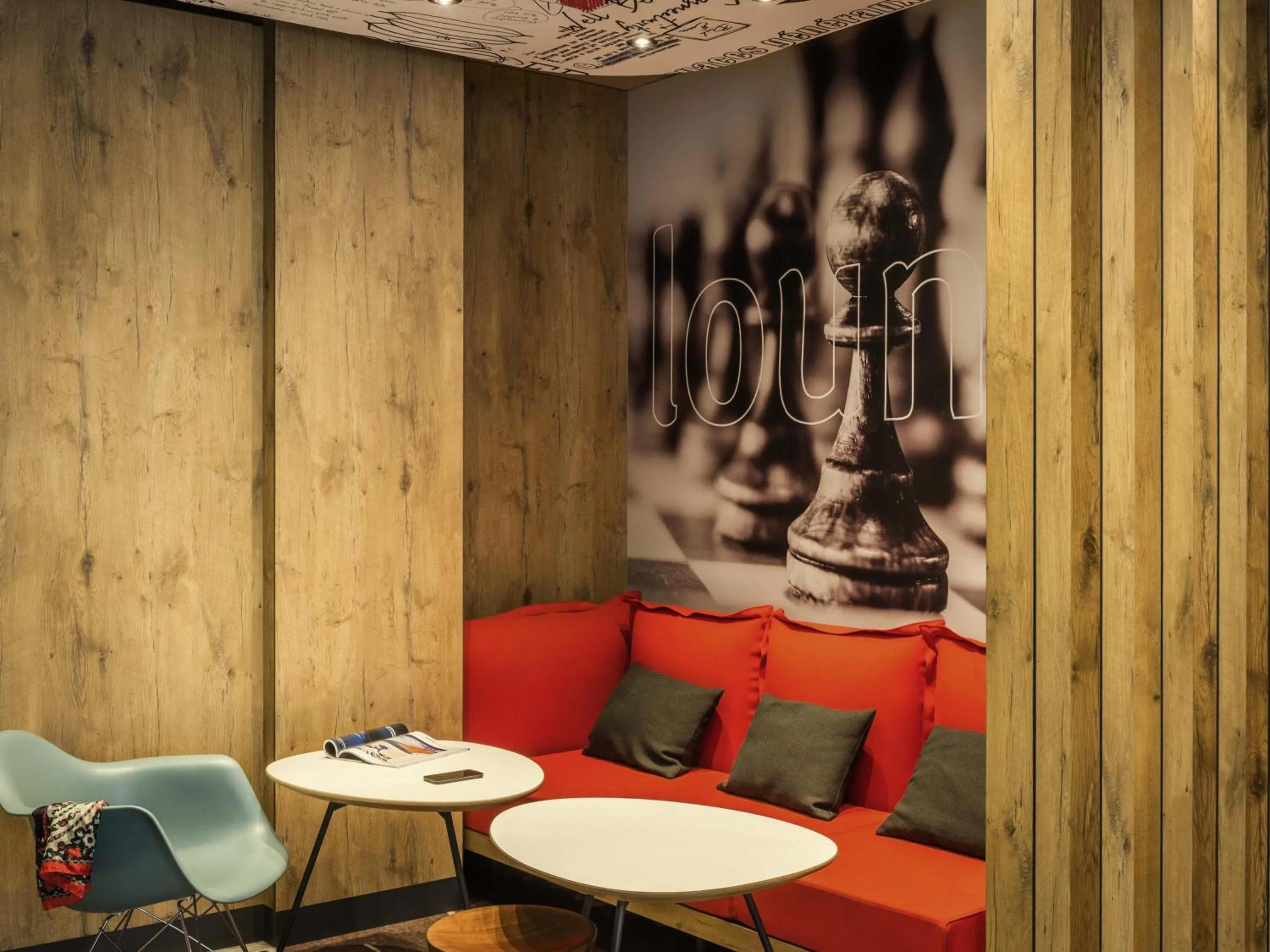 Lounge or bar in ibis Levallois Perret